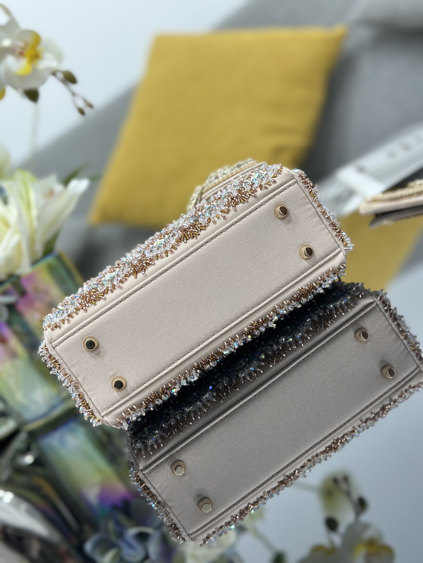 高仿Dior Lady Dior粉裸色珠飾鏈條包 精品斜背女包| 12 高仿Dior Lady Dior粉裸色珠飾鏈條包 精品斜背女包