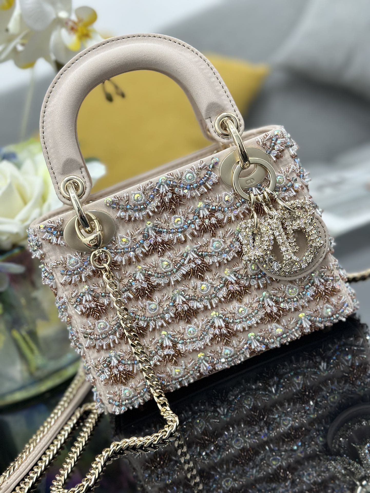 高仿Dior Lady Dior粉裸色珠飾鏈條包 精品斜背女包| 11 高仿Dior Lady Dior粉裸色珠飾鏈條包 精品斜背女包