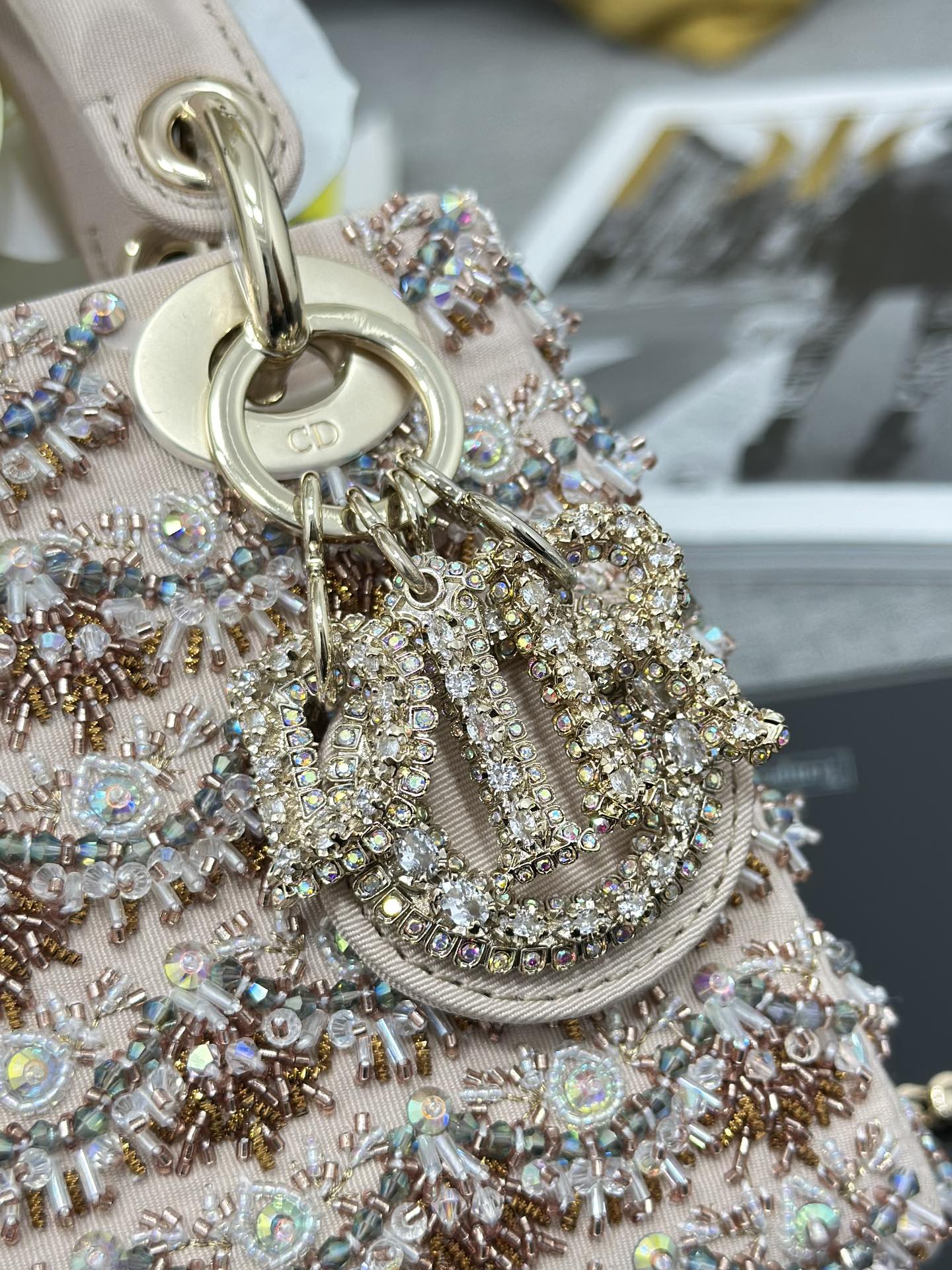 高仿Dior Lady Dior粉裸色珠飾鏈條包 精品斜背女包| 10 高仿Dior Lady Dior粉裸色珠飾鏈條包 精品斜背女包