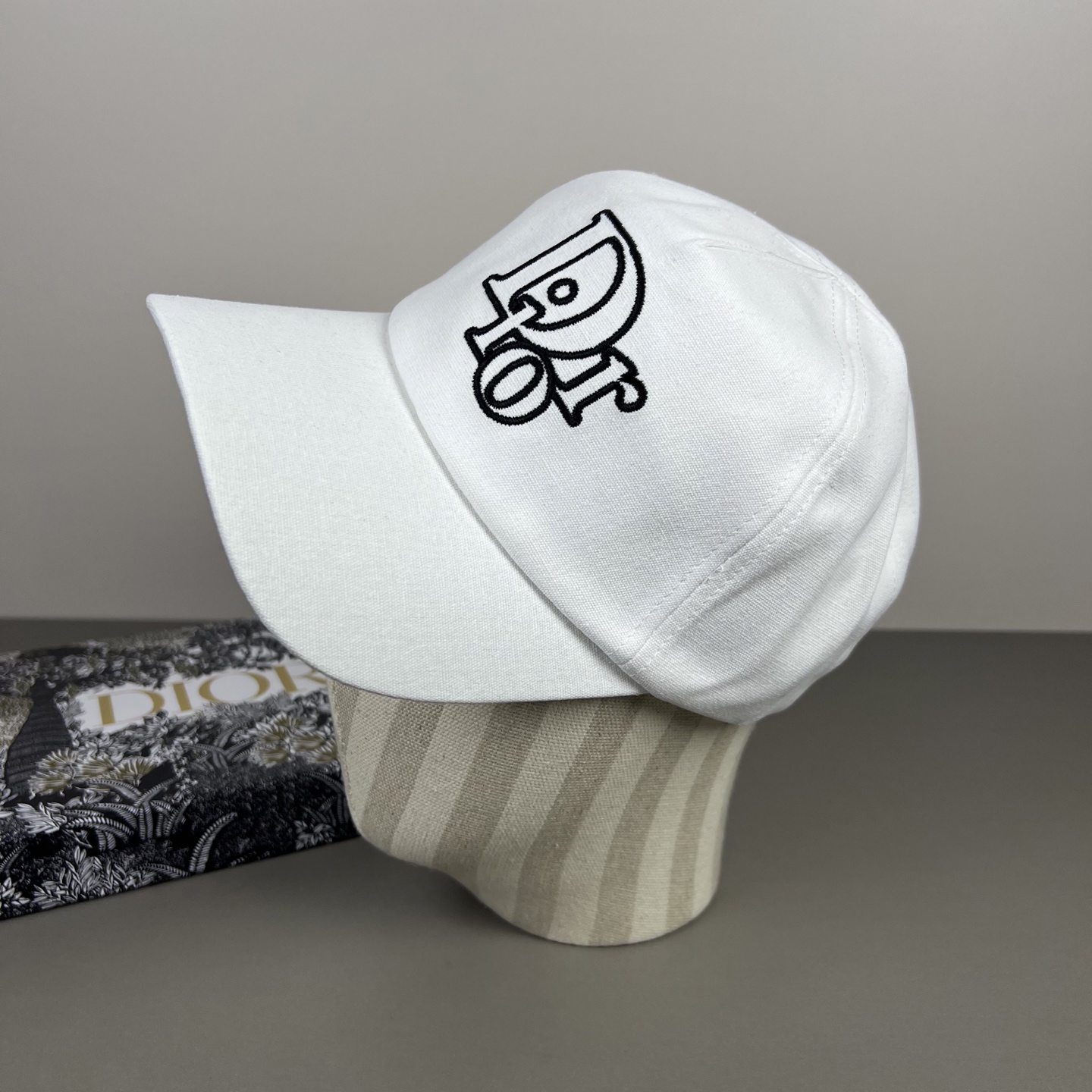 Dior高仿白色刺繡Logo棒球帽簡約百搭遮陽帽| 13 Dior高仿白色刺繡Logo棒球帽簡約百搭遮陽帽