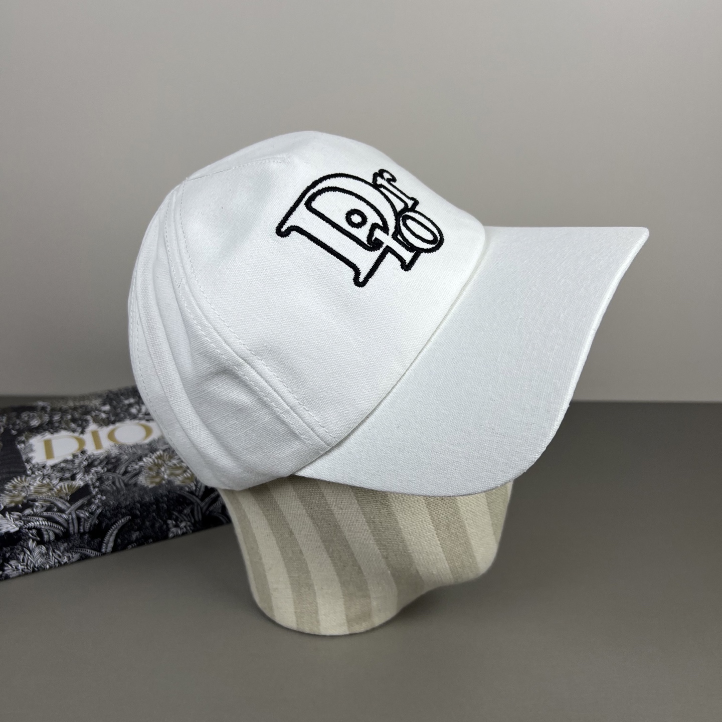 Dior高仿白色刺繡Logo棒球帽簡約百搭遮陽帽| 12 Dior高仿白色刺繡Logo棒球帽簡約百搭遮陽帽