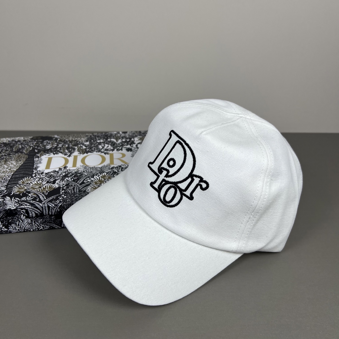 Dior高仿白色刺繡Logo棒球帽簡約百搭遮陽帽| 11 Dior高仿白色刺繡Logo棒球帽簡約百搭遮陽帽