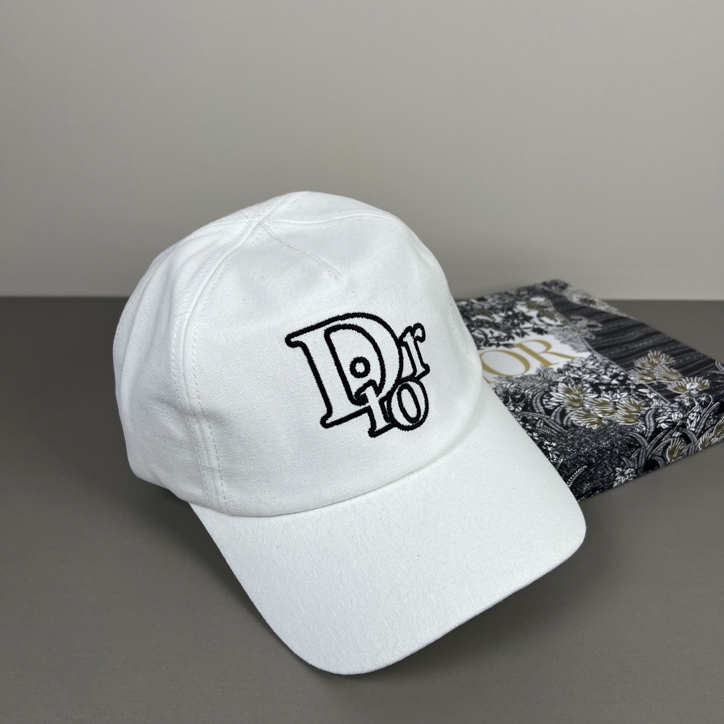 Dior高仿白色刺繡Logo棒球帽簡約百搭遮陽帽| 10 Dior高仿白色刺繡Logo棒球帽簡約百搭遮陽帽