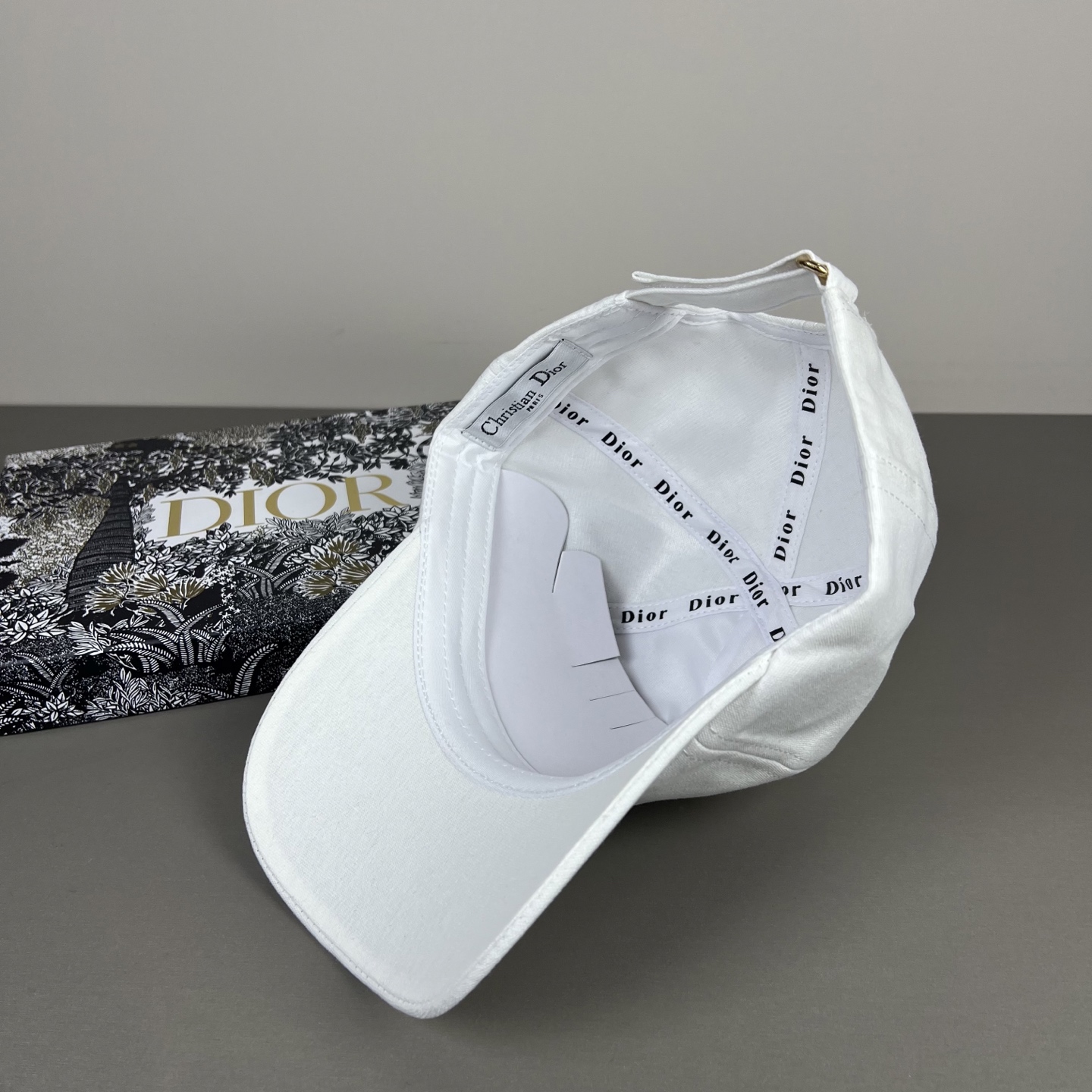 Dior高仿白色刺繡Logo棒球帽簡約百搭遮陽帽| 9 Dior高仿白色刺繡Logo棒球帽簡約百搭遮陽帽