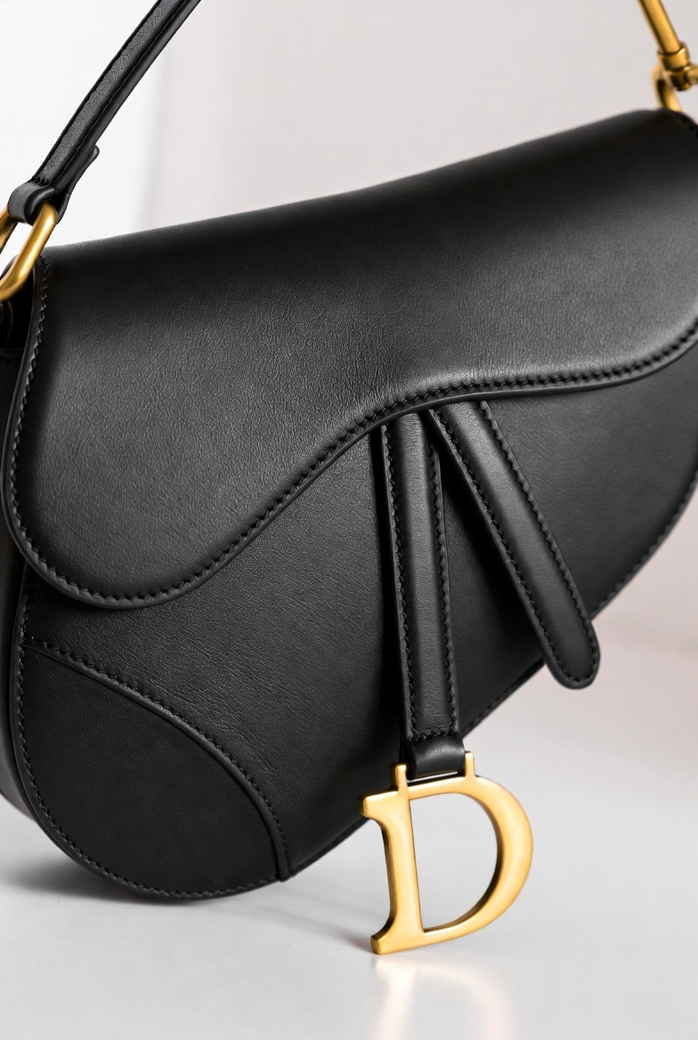 高仿迪奧Saddle Bag馬鞍包特集|辨識度造型與穿搭體驗、一比一原單工藝深度品質研究| 2 高仿迪奧Saddle Bag馬鞍包特集|辨識度造型與穿搭體驗、一比一原單工藝深度品質研究