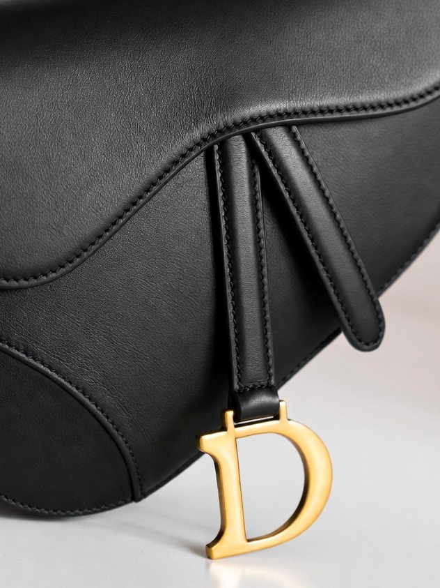 高仿迪奧Saddle Bag馬鞍包特集|辨識度造型與穿搭體驗、一比一原單工藝深度品質研究| 4 高仿迪奧Saddle Bag馬鞍包特集|辨識度造型與穿搭體驗、一比一原單工藝深度品質研究