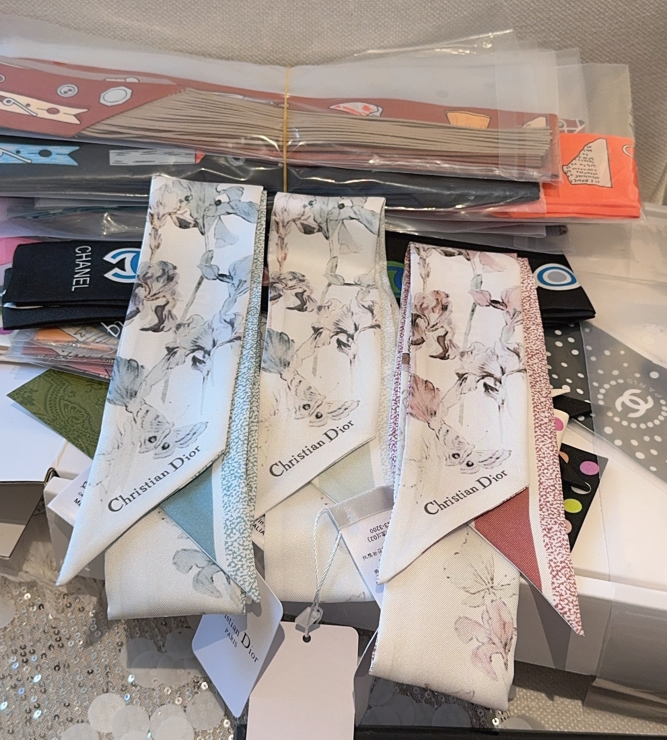 Dior高仿藍灰花卉印花雙面絲巾緞帶髮飾| 14 Dior高仿藍灰花卉印花雙面絲巾緞帶髮飾