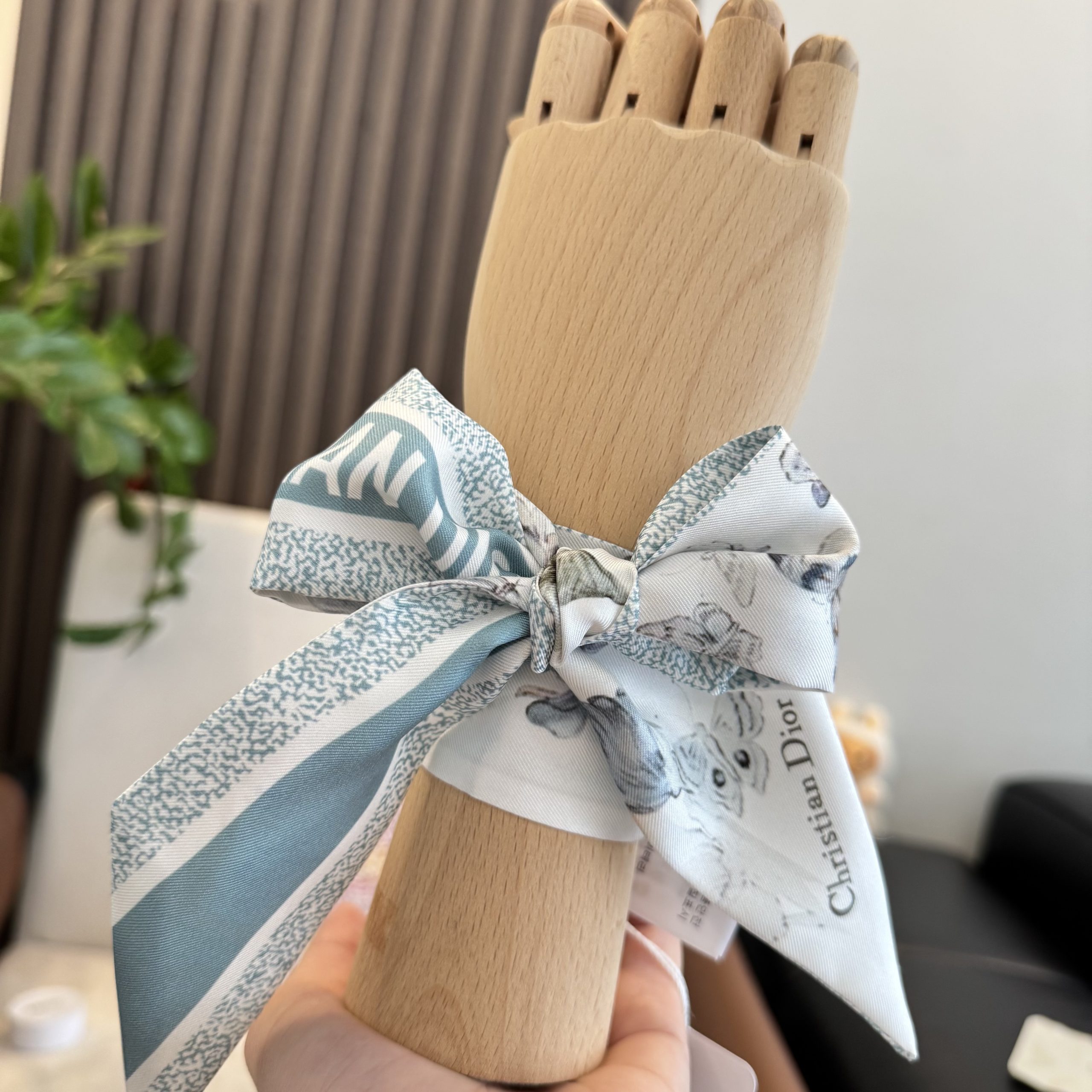 Dior高仿藍灰花卉印花雙面絲巾緞帶髮飾| 10 Dior高仿藍灰花卉印花雙面絲巾緞帶髮飾