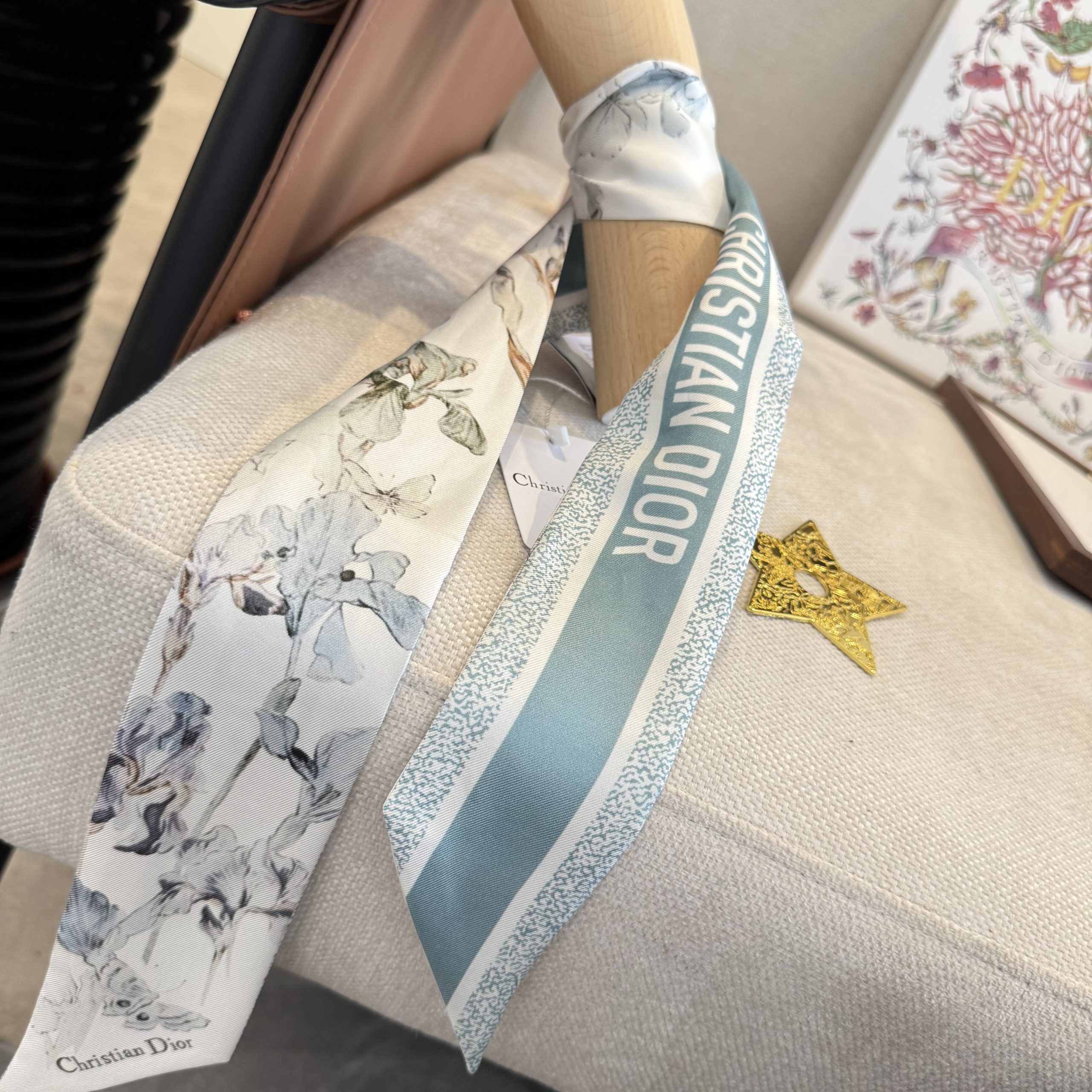 Dior高仿藍灰花卉印花雙面絲巾緞帶髮飾| 9 Dior高仿藍灰花卉印花雙面絲巾緞帶髮飾