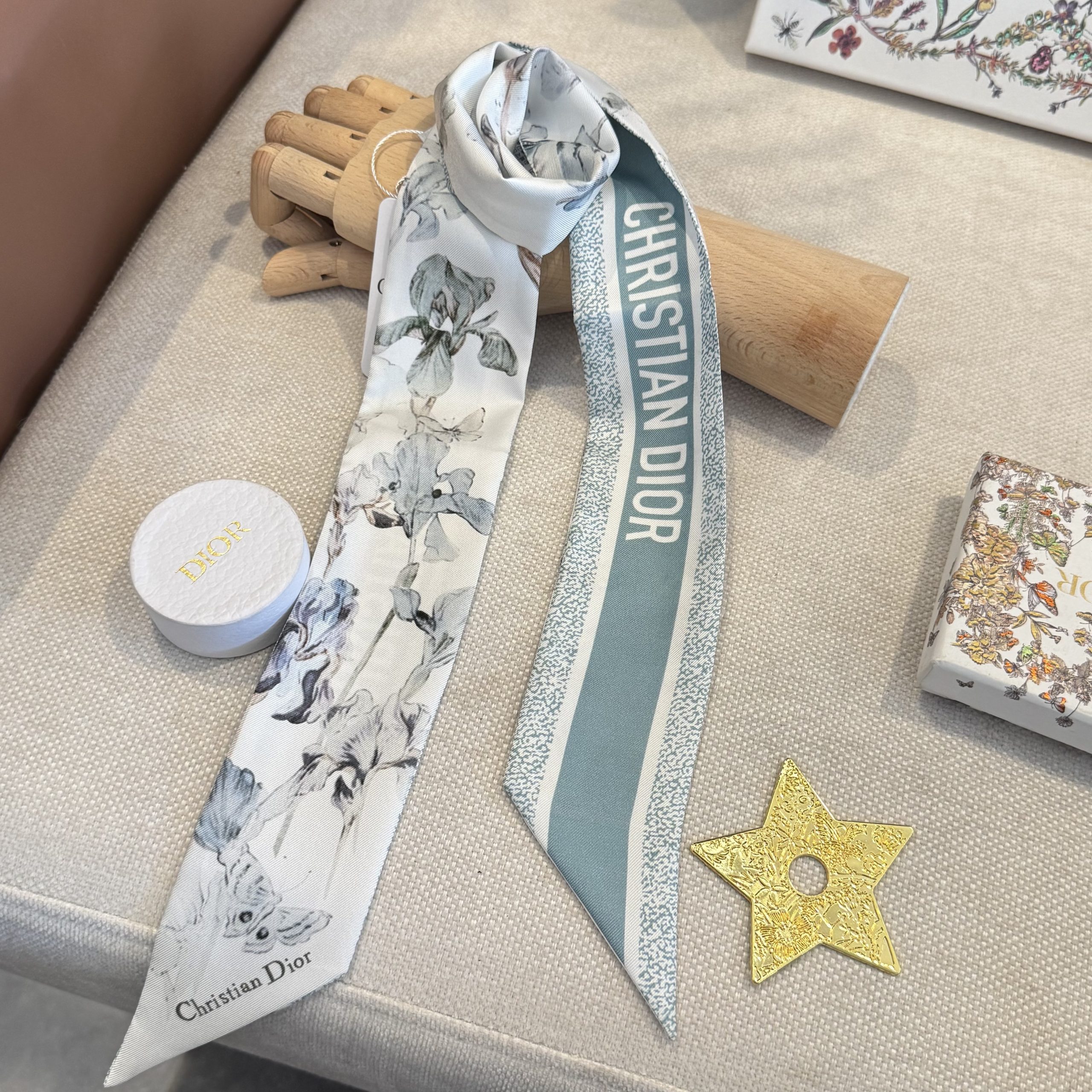 Dior高仿藍灰花卉印花雙面絲巾緞帶髮飾| 7 Dior高仿藍灰花卉印花雙面絲巾緞帶髮飾