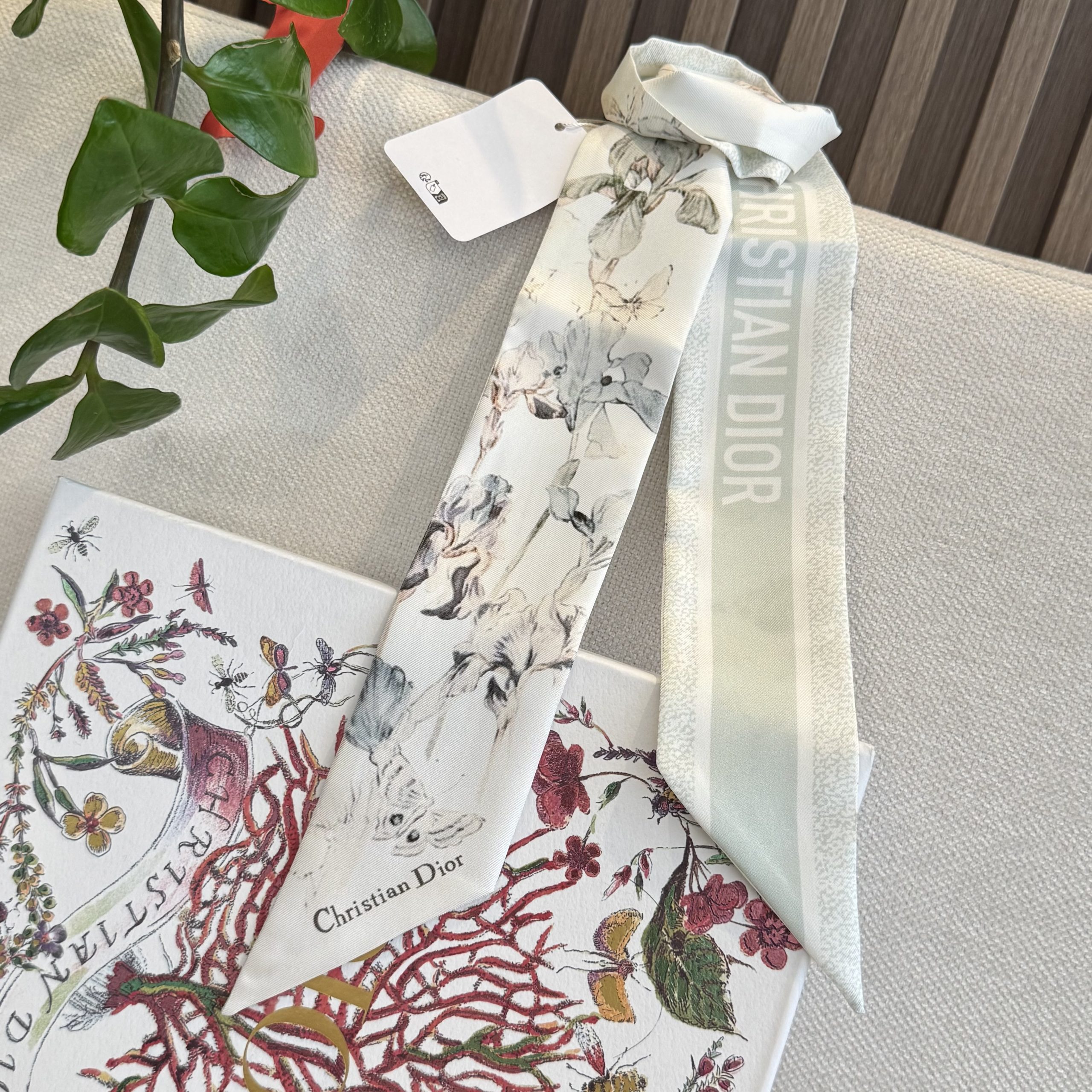 Dior高仿薄荷綠花卉絲巾雙面緞帶髮帶款| 11 Dior高仿薄荷綠花卉絲巾雙面緞帶髮帶款