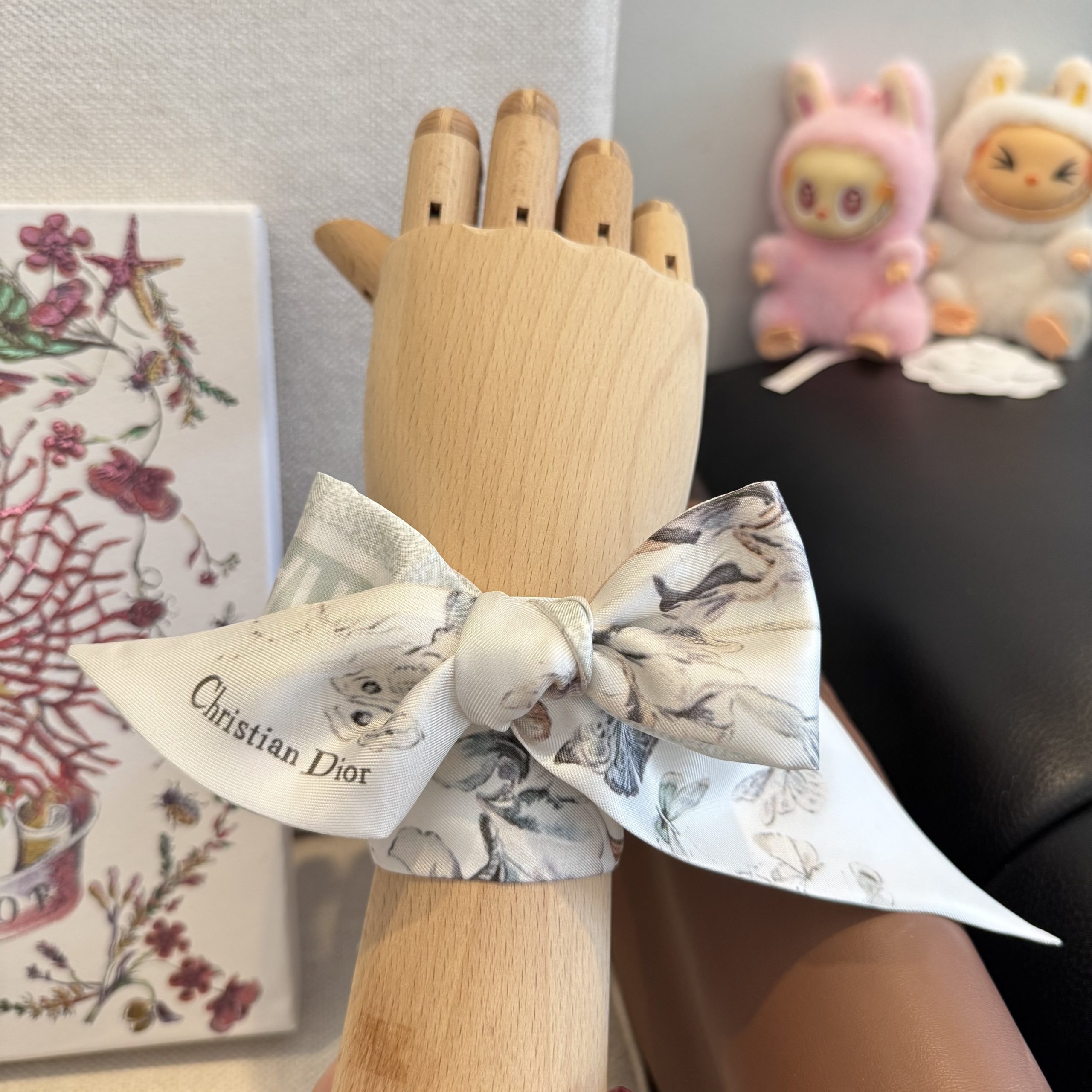 Dior高仿薄荷綠花卉絲巾雙面緞帶髮帶款| 9 Dior高仿薄荷綠花卉絲巾雙面緞帶髮帶款
