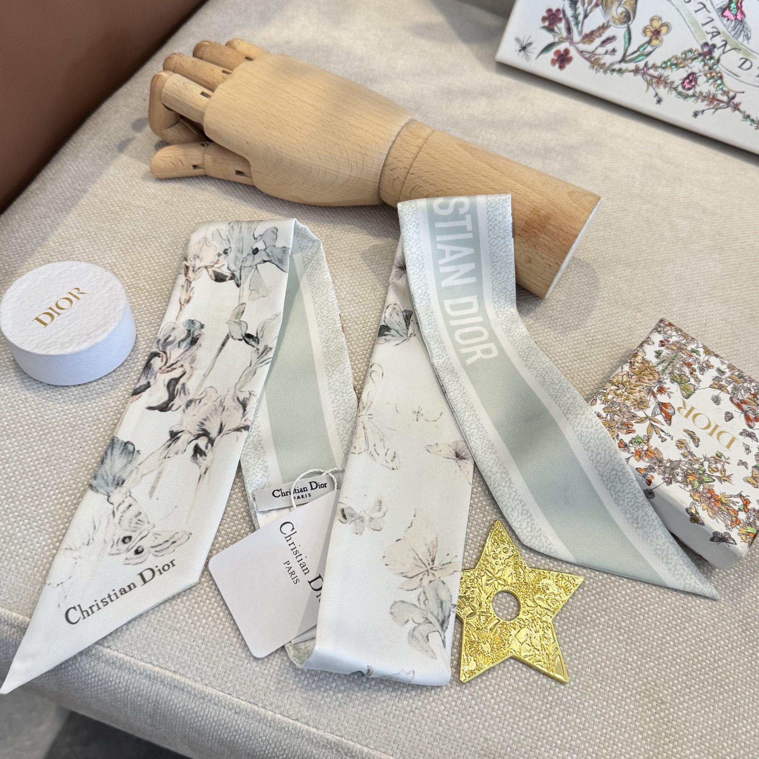 Dior高仿薄荷綠花卉絲巾雙面緞帶髮帶款| 8 Dior高仿薄荷綠花卉絲巾雙面緞帶髮帶款