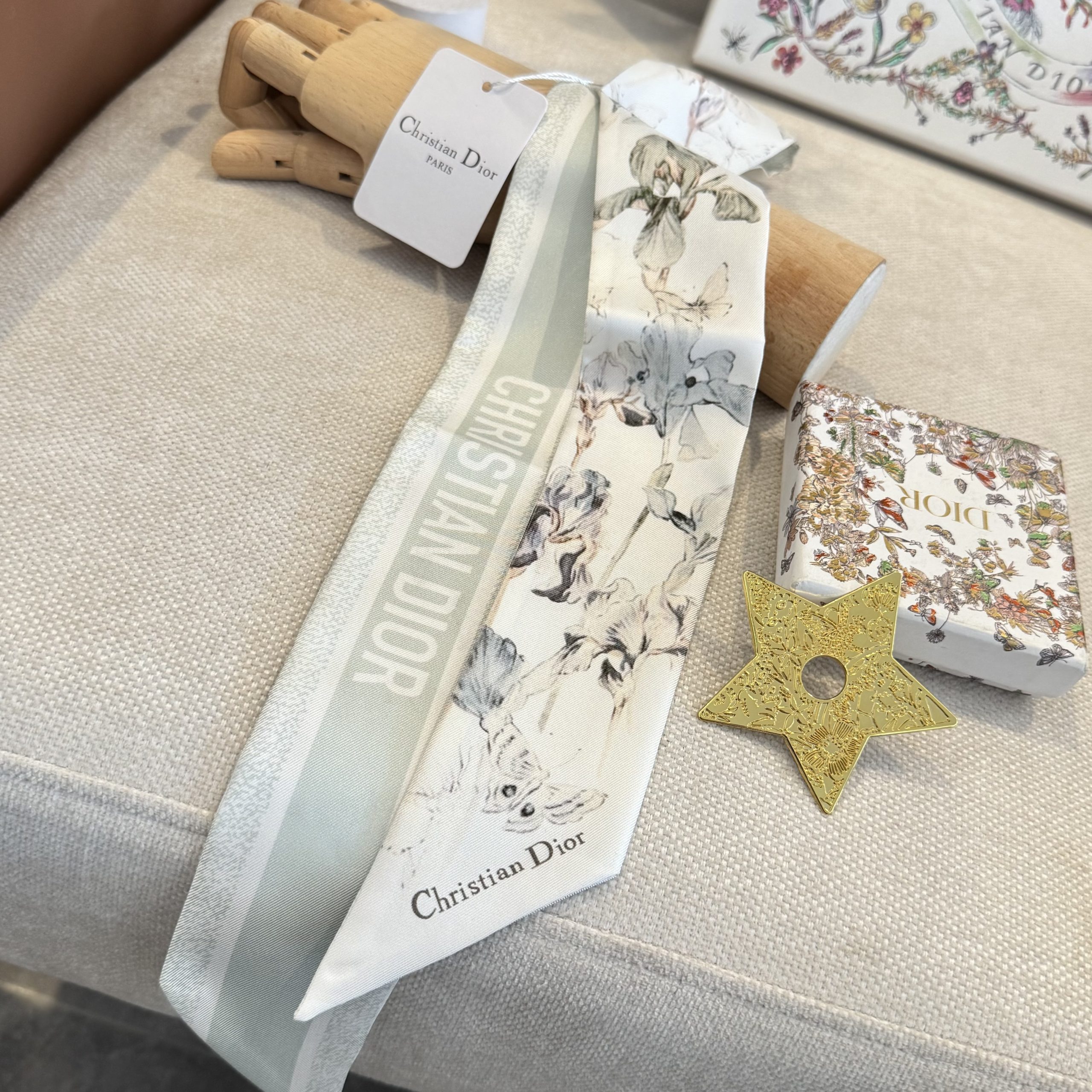 Dior高仿薄荷綠花卉絲巾雙面緞帶髮帶款| 7 Dior高仿薄荷綠花卉絲巾雙面緞帶髮帶款