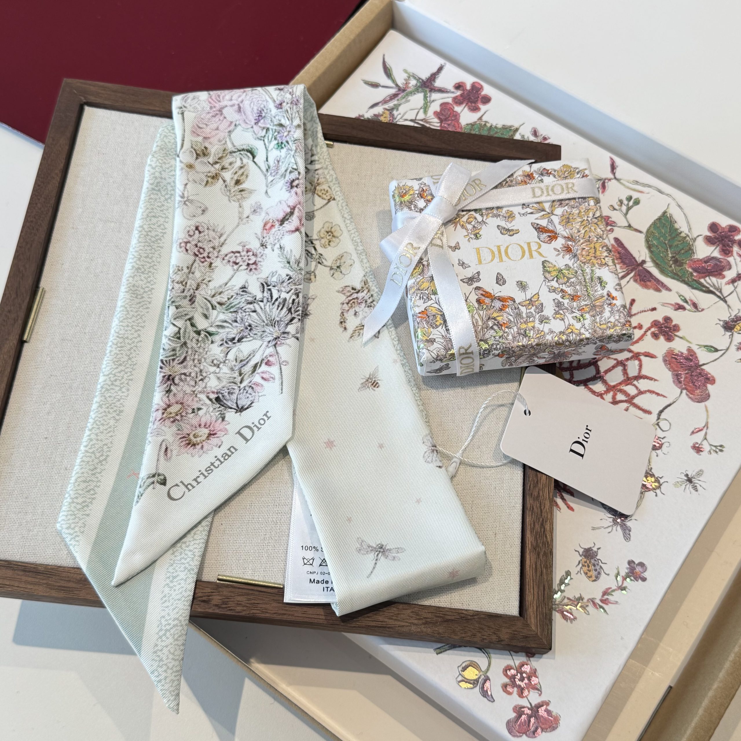 Dior高仿薄荷綠刺繡花邊絲巾雙面緞帶款| 10 Dior高仿薄荷綠刺繡花邊絲巾雙面緞帶款