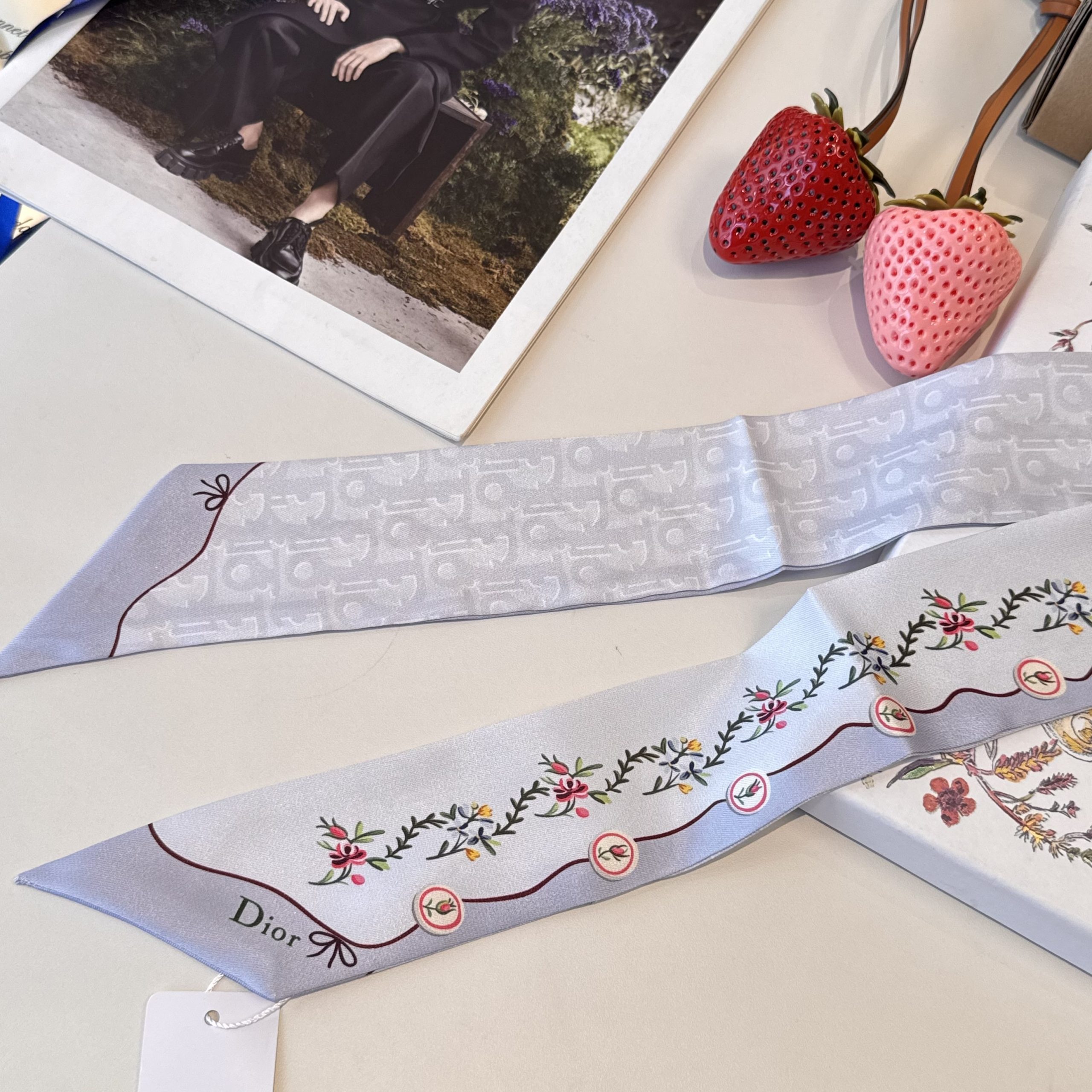 Dior高仿星座刺繡雙面絲巾髮帶 淺紫花卉窄版飄帶女款| 12 Dior高仿星座刺繡雙面絲巾髮帶 淺紫花卉窄版飄帶女款