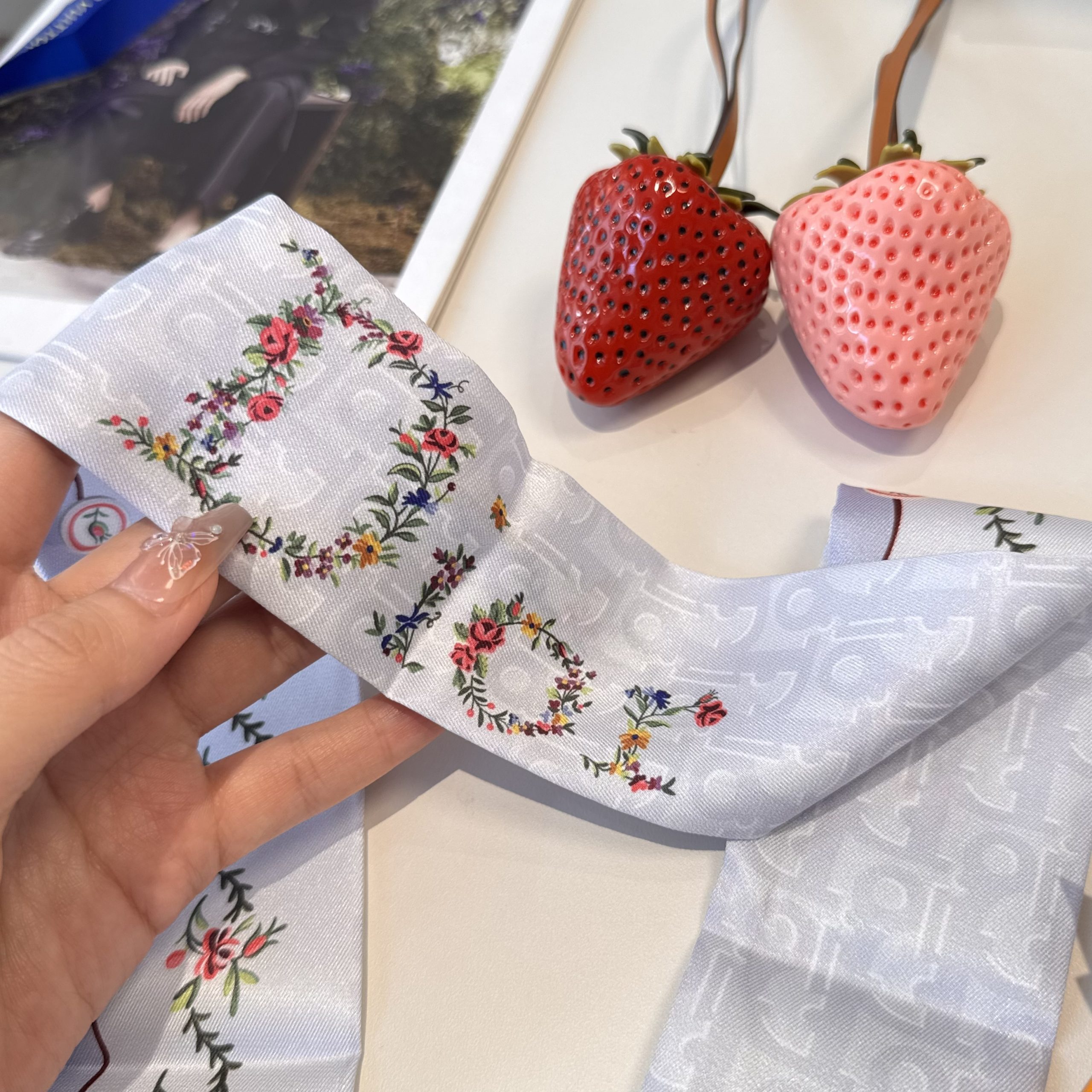 Dior高仿星座刺繡雙面絲巾髮帶 淺紫花卉窄版飄帶女款| 10 Dior高仿星座刺繡雙面絲巾髮帶 淺紫花卉窄版飄帶女款