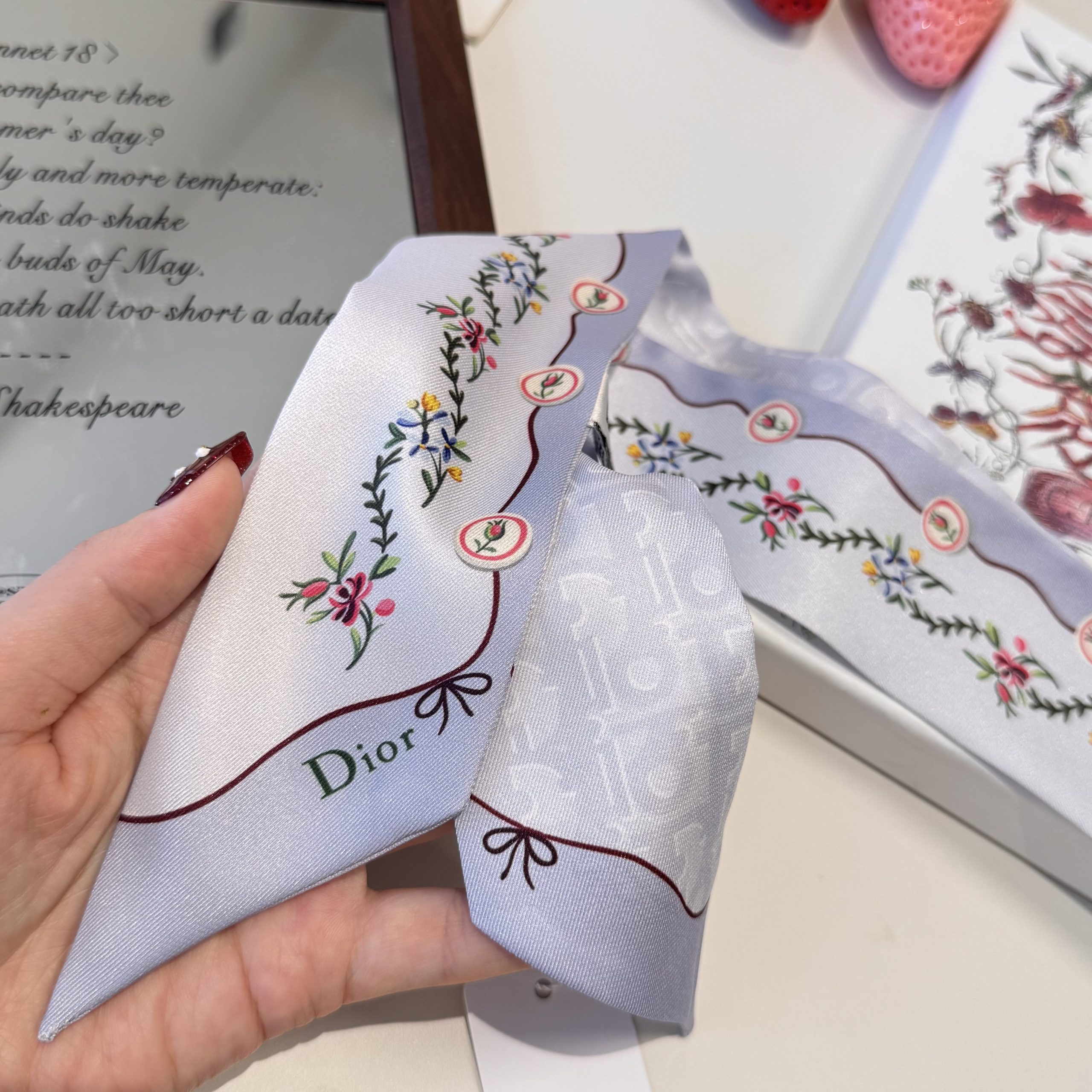 Dior高仿星座刺繡雙面絲巾髮帶 淺紫花卉窄版飄帶女款| 8 Dior高仿星座刺繡雙面絲巾髮帶 淺紫花卉窄版飄帶女款