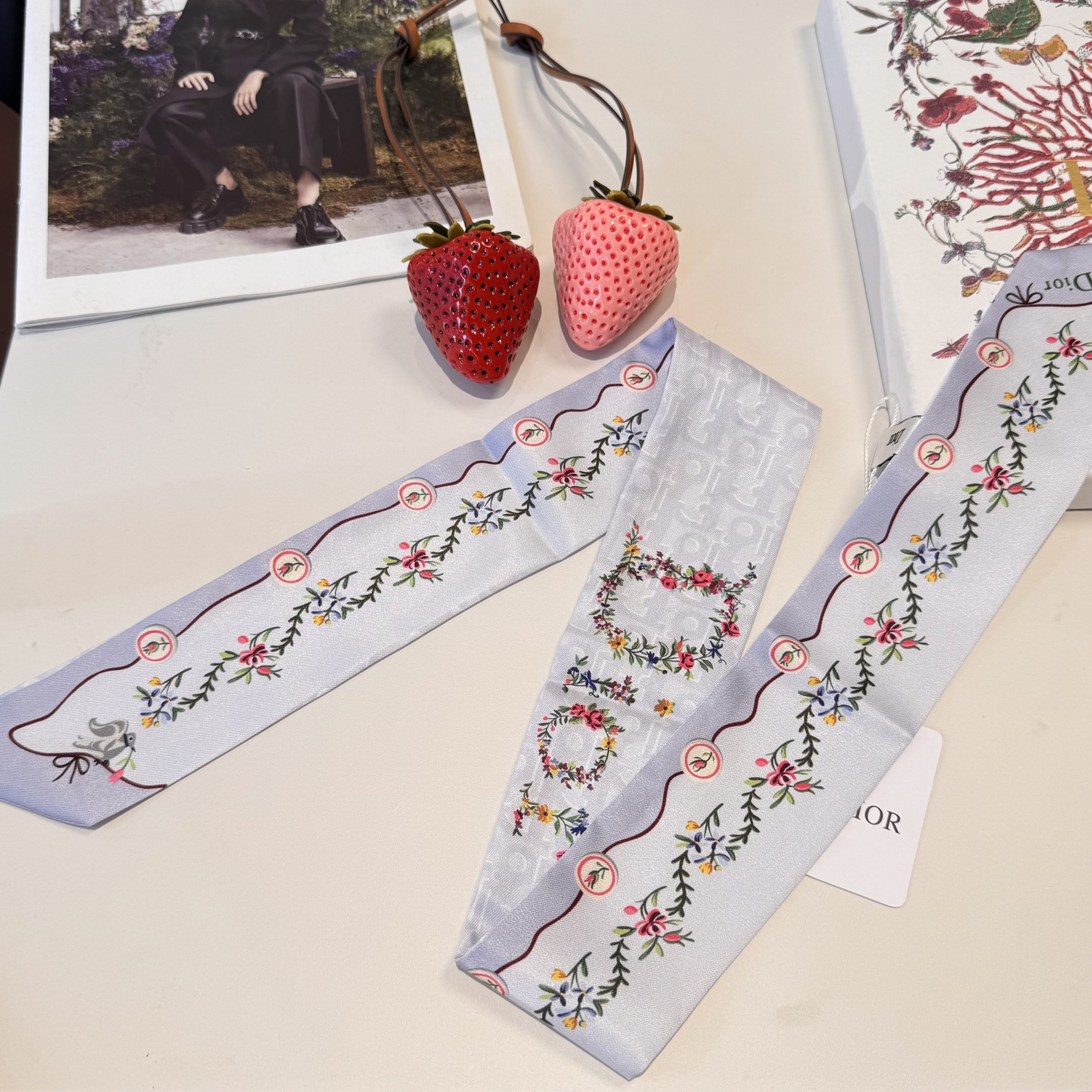Dior高仿星座刺繡雙面絲巾髮帶 淺紫花卉窄版飄帶女款| 7 Dior高仿星座刺繡雙面絲巾髮帶 淺紫花卉窄版飄帶女款