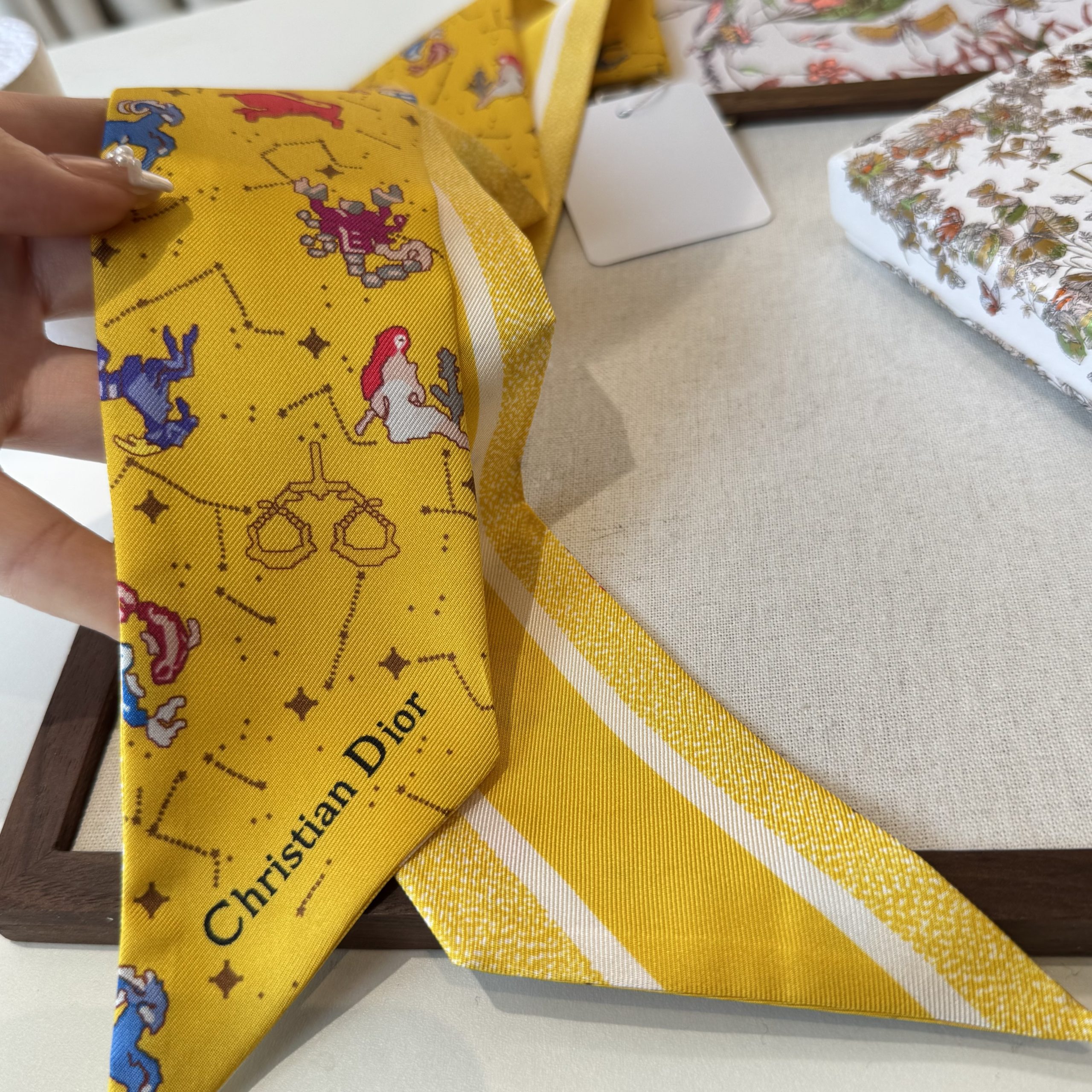 Dior原單星座印花絲巾髮帶 黃色雙面窄版綁包飄帶| 11 Dior原單星座印花絲巾髮帶 黃色雙面窄版綁包飄帶