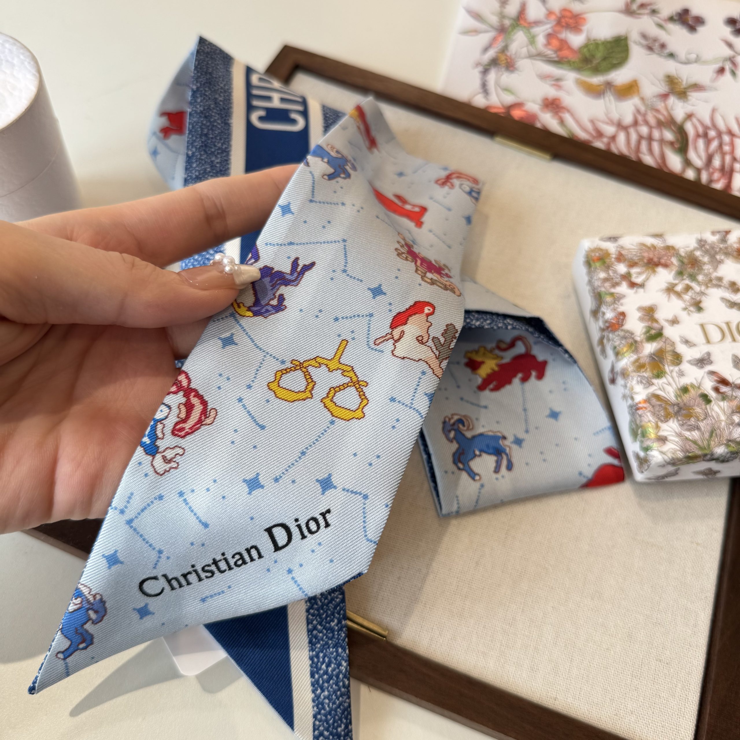 Dior高仿星座雙面絲巾髮帶 淺藍色法式精品窄版飄帶| 11 Dior高仿星座雙面絲巾髮帶 淺藍色法式精品窄版飄帶