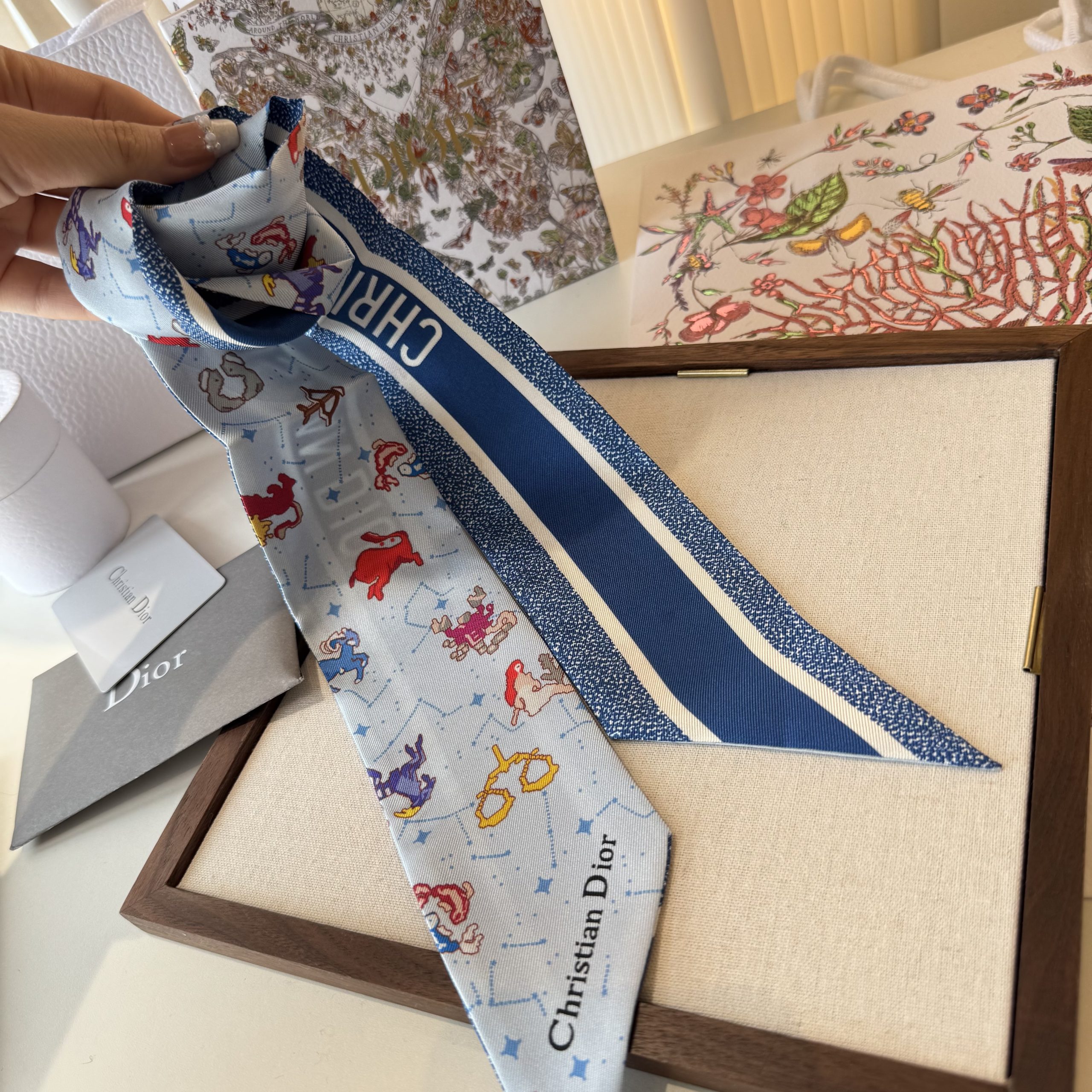 Dior高仿星座雙面絲巾髮帶 淺藍色法式精品窄版飄帶| 7 Dior高仿星座雙面絲巾髮帶 淺藍色法式精品窄版飄帶