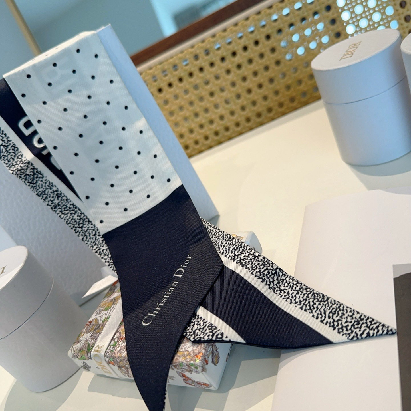 Dior高仿波點雙面絲巾髮帶 黑白撞色法式精品飄帶| 11 Dior高仿波點雙面絲巾髮帶 黑白撞色法式精品飄帶