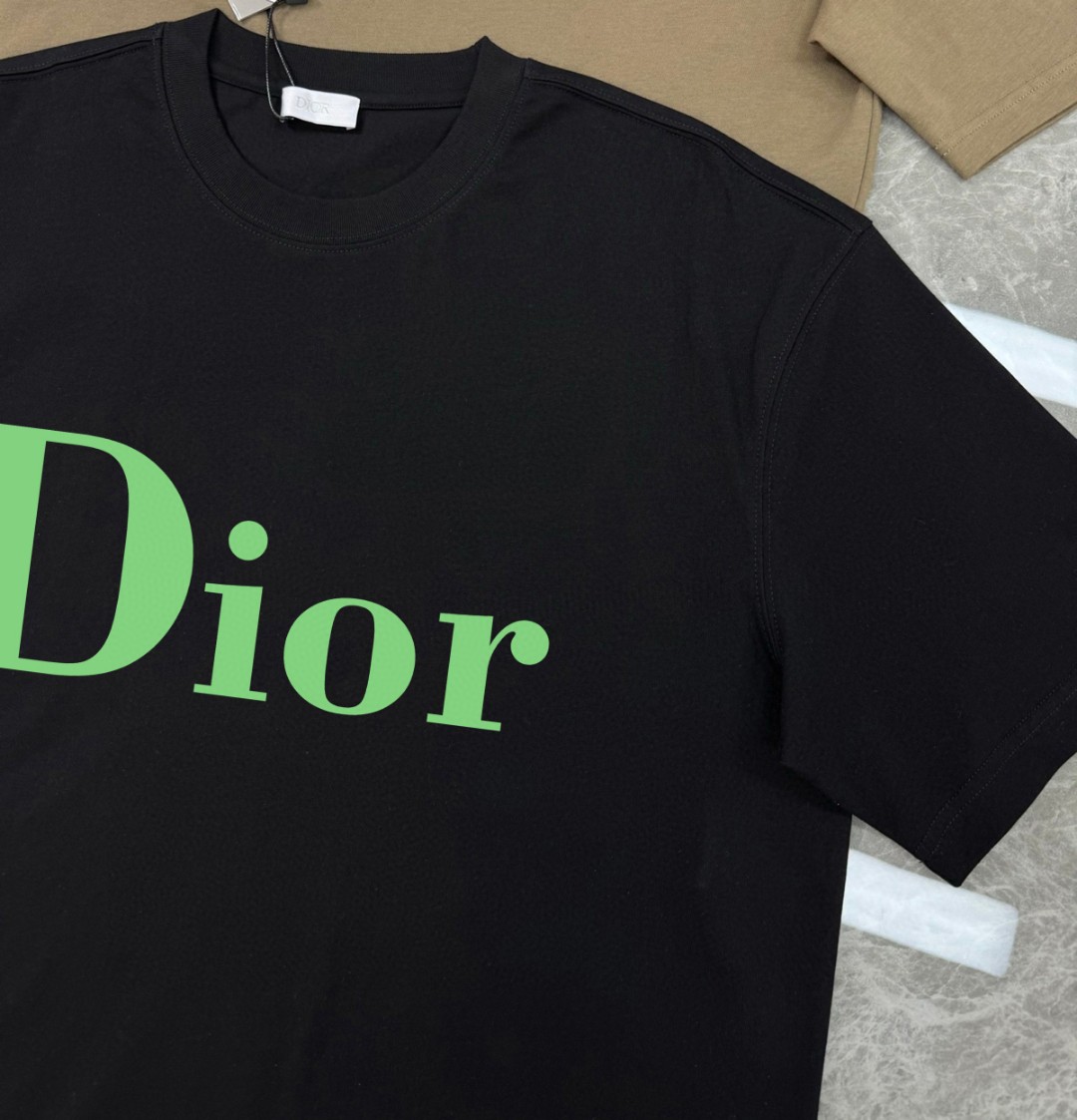 Dior高仿螢光字母黑色短袖T恤潮流男女休閒上衣| 18 Dior高仿螢光字母黑色短袖T恤潮流男女休閒上衣