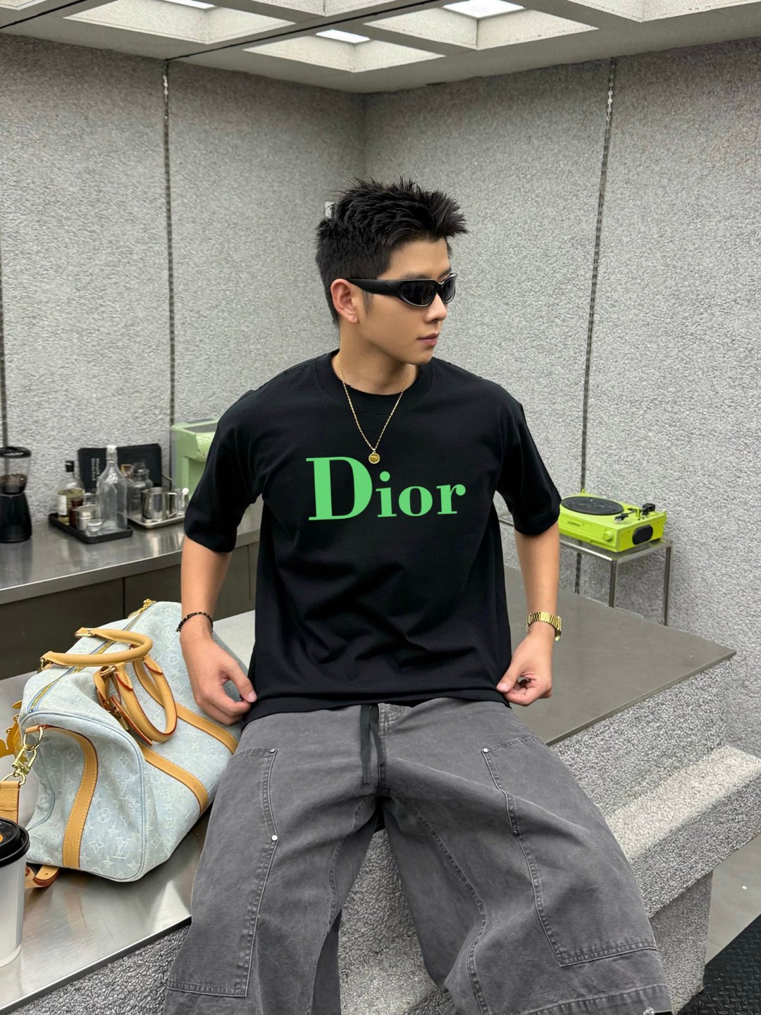 Dior高仿螢光字母黑色短袖T恤潮流男女休閒上衣| 12 Dior高仿螢光字母黑色短袖T恤潮流男女休閒上衣
