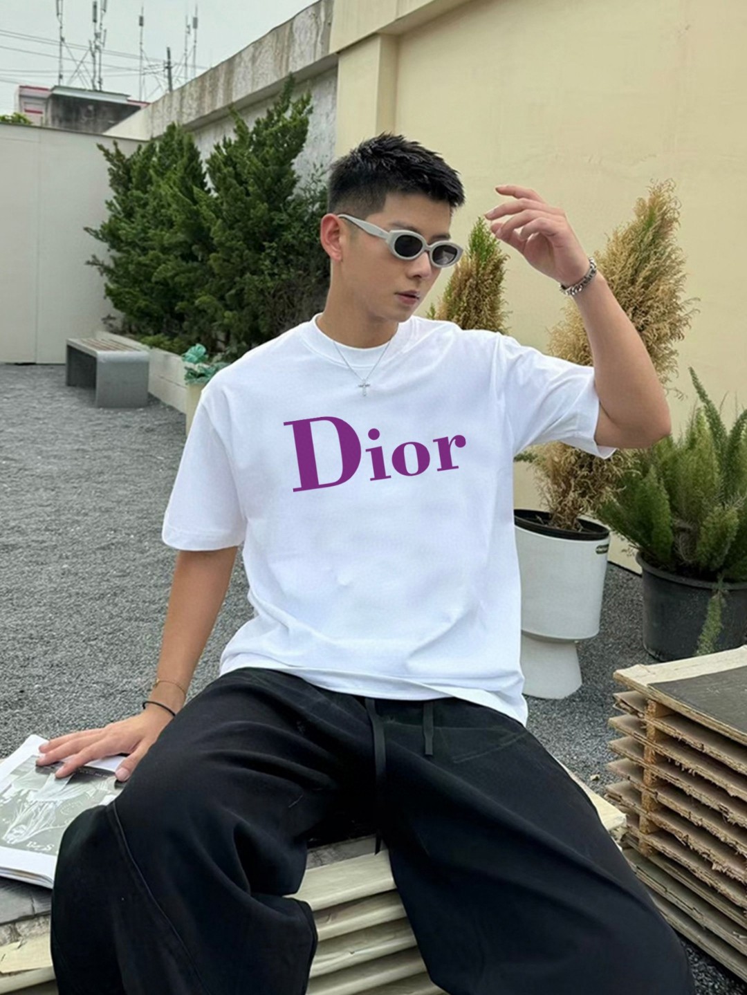 Dior高仿螢光字母黑色短袖T恤潮流男女休閒上衣| 10 Dior高仿螢光字母黑色短袖T恤潮流男女休閒上衣