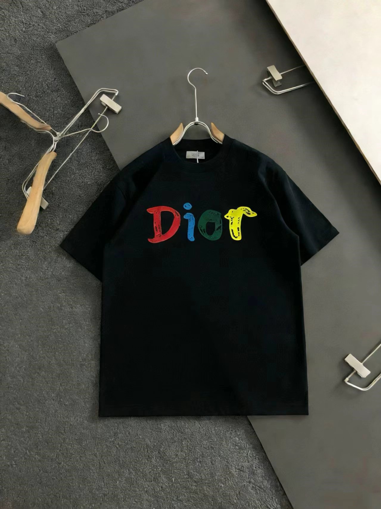 Dior原單彩色塗鴉Logo短袖T恤時尚休閒百搭款| 6 Dior原單彩色塗鴉Logo短袖T恤時尚休閒百搭款