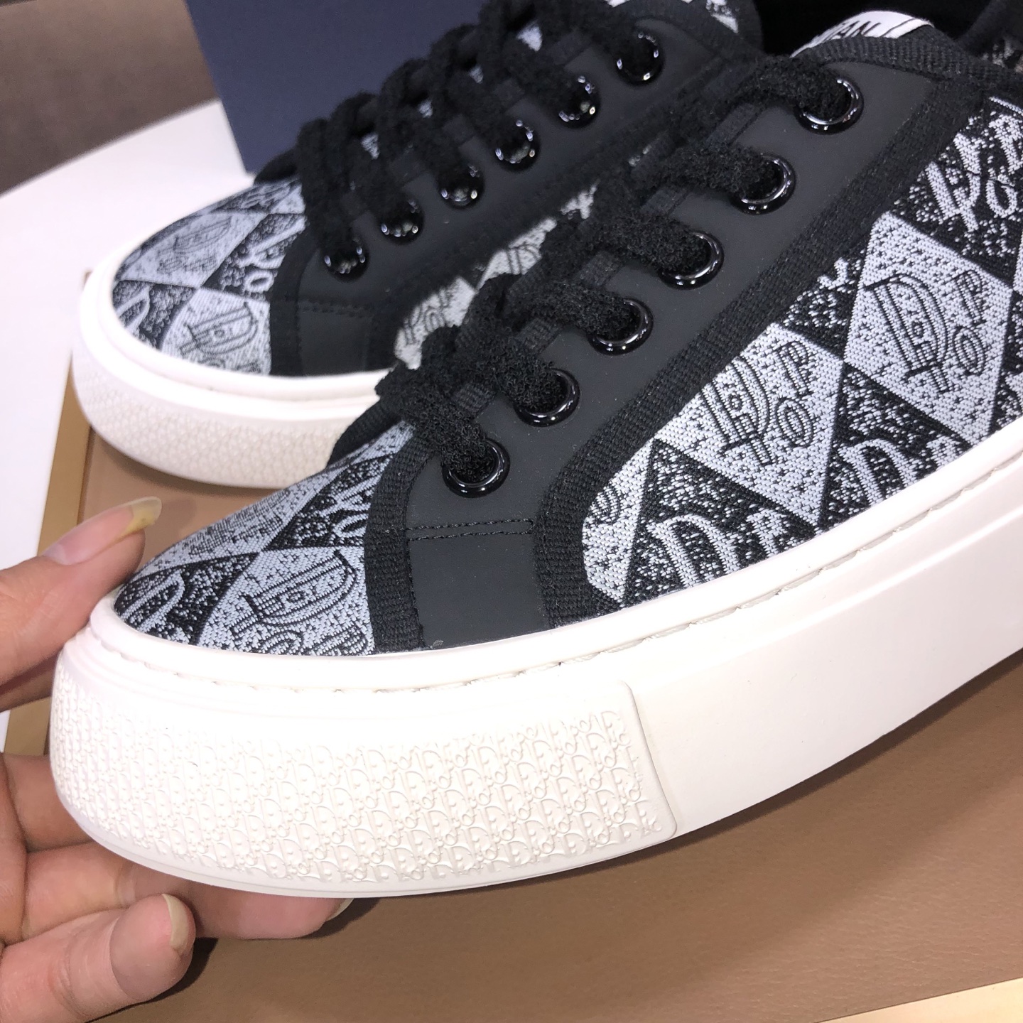 Dior 高仿黑白老花拼接低幫運動鞋 潮流百搭款| 9 Dior 高仿黑白老花拼接低幫運動鞋 潮流百搭款