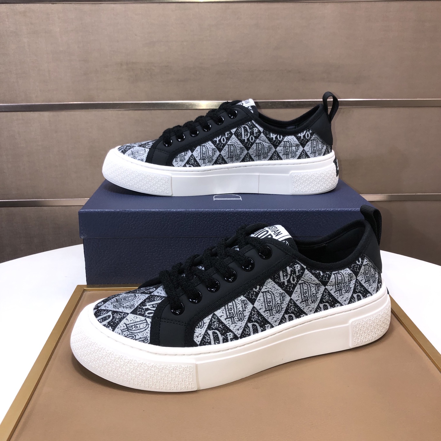 Dior 高仿黑白老花拼接低幫運動鞋 潮流百搭款| 7 Dior 高仿黑白老花拼接低幫運動鞋 潮流百搭款