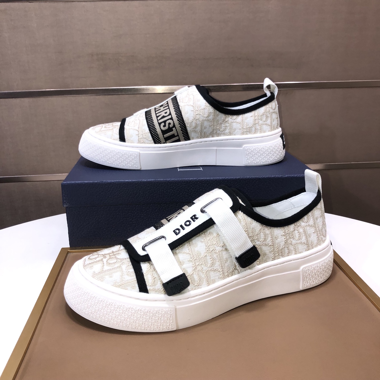 Dior 原單雙扣設計帆布低幫運動鞋 個性休閒款| 7 Dior 原單雙扣設計帆布低幫運動鞋 個性休閒款