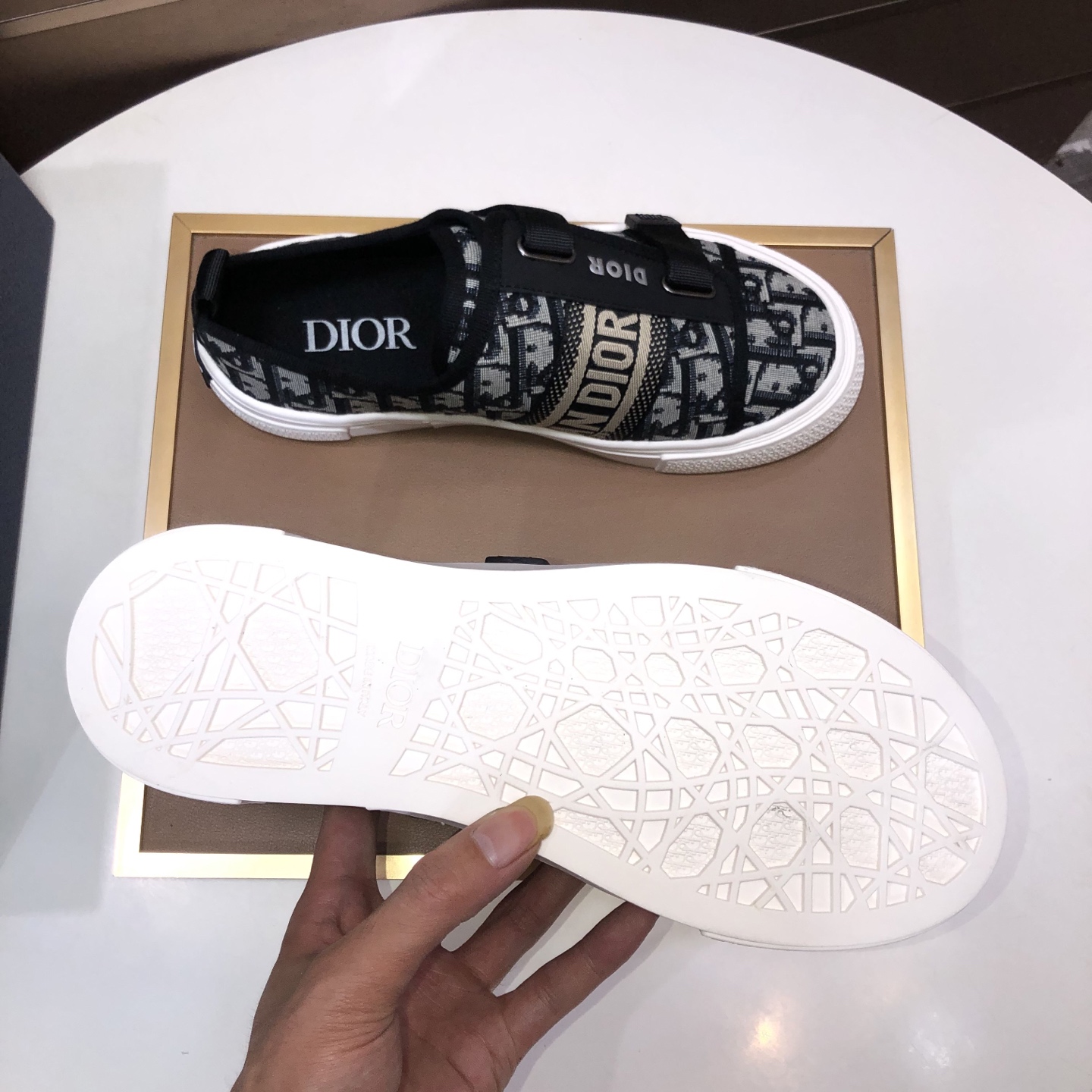 Dior 一比一黑色雙扣低幫運動鞋 百搭休閒款| 10 Dior 一比一黑色雙扣低幫運動鞋 百搭休閒款