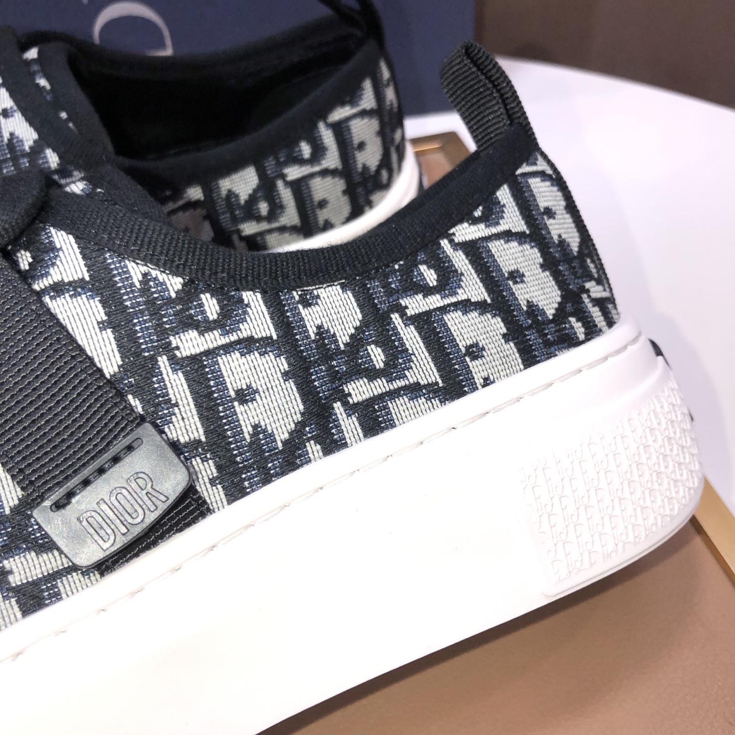 Dior 一比一黑色雙扣低幫運動鞋 百搭休閒款| 8 Dior 一比一黑色雙扣低幫運動鞋 百搭休閒款