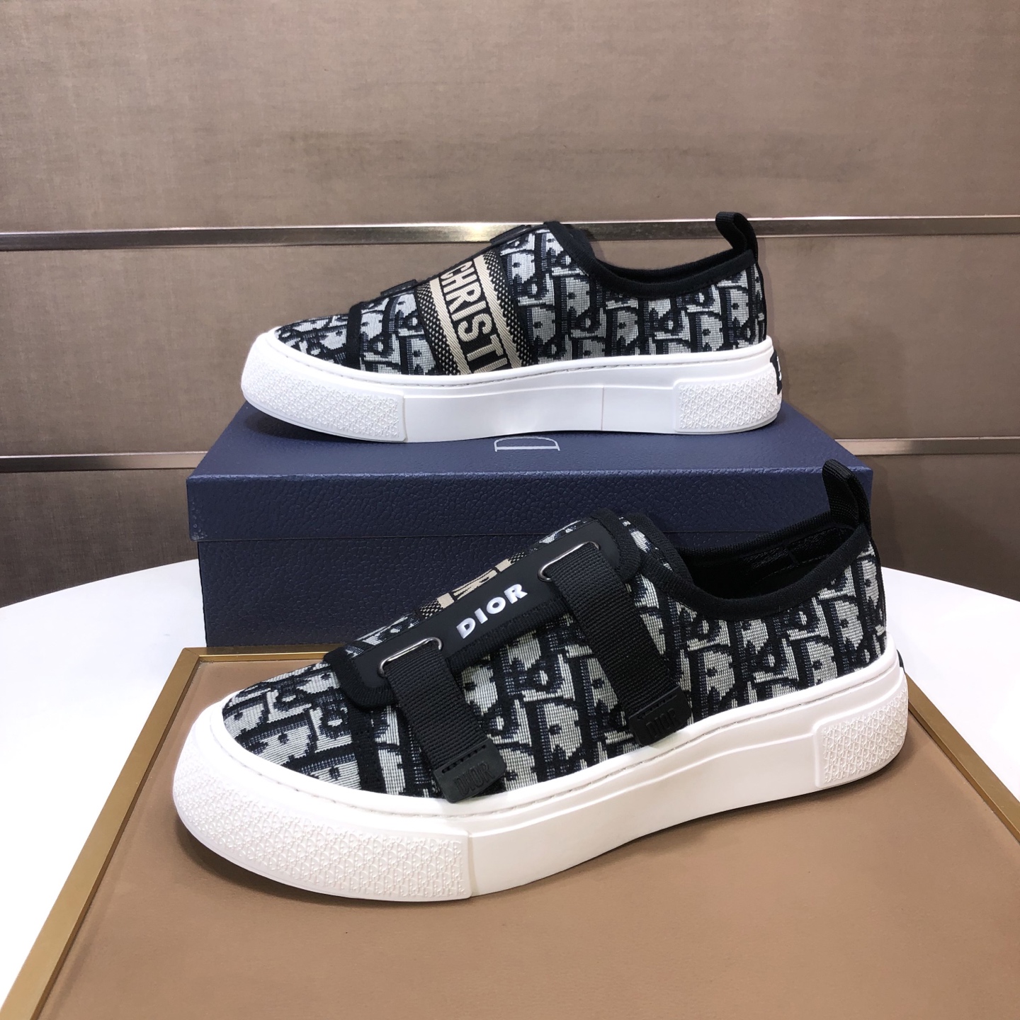Dior 一比一黑色雙扣低幫運動鞋 百搭休閒款| 7 Dior 一比一黑色雙扣低幫運動鞋 百搭休閒款