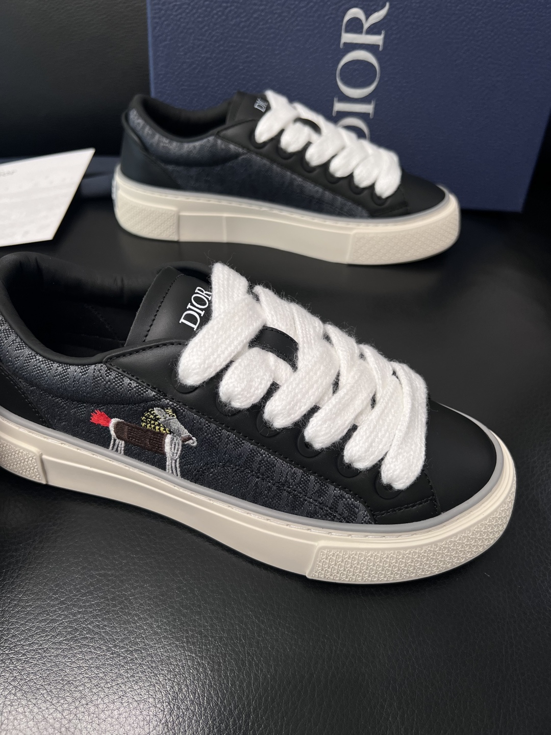 Dior 高仿刺繡圖案低幫休閒鞋 潮流設計百搭板鞋| 10 Dior 高仿刺繡圖案低幫休閒鞋 潮流設計百搭板鞋