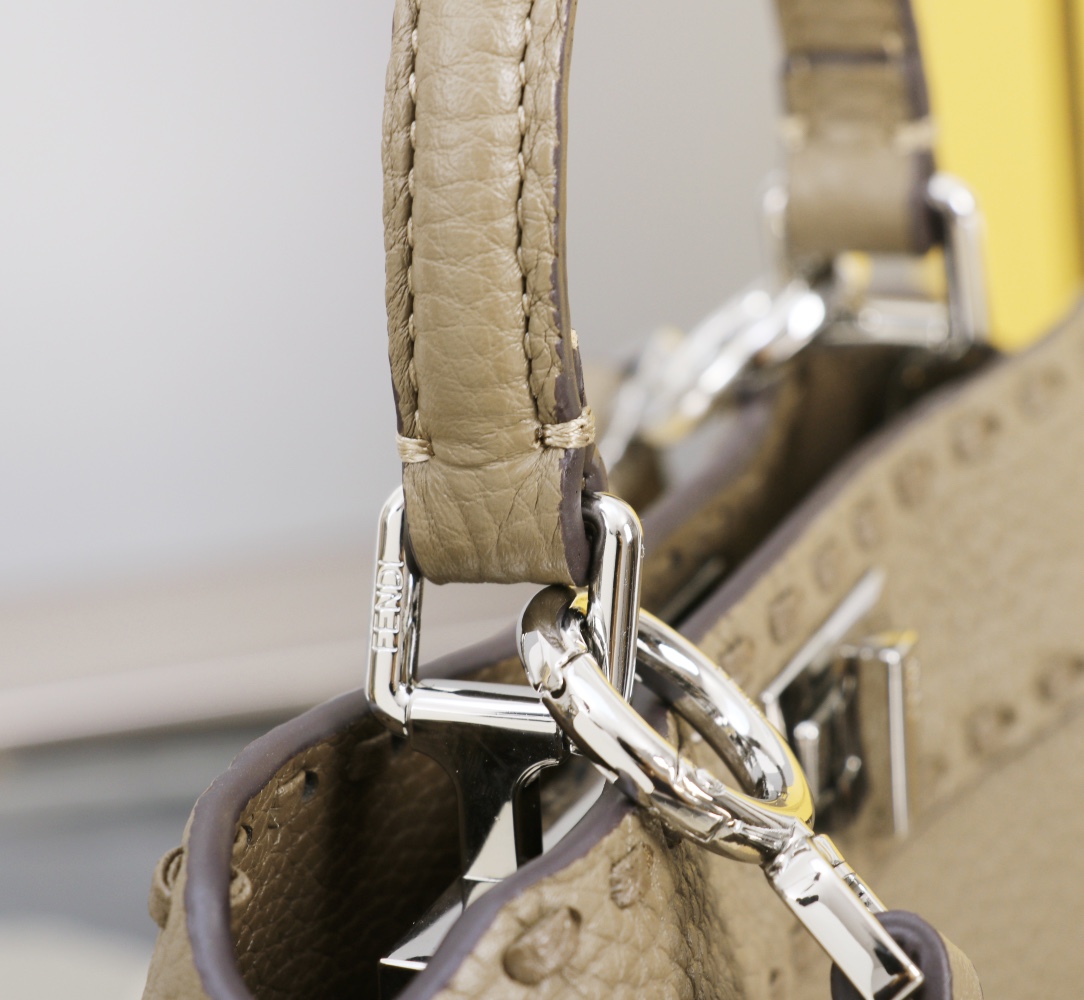 Fendi 高仿 Peekaboo Selleria 小牛皮手提斜背包 灰棕色| 11 Fendi 高仿 Peekaboo Selleria 小牛皮手提斜背包 灰棕色