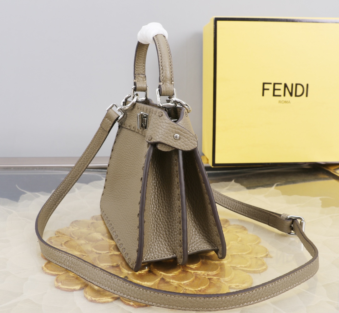 Fendi 高仿 Peekaboo Selleria 小牛皮手提斜背包 灰棕色| 10 Fendi 高仿 Peekaboo Selleria 小牛皮手提斜背包 灰棕色