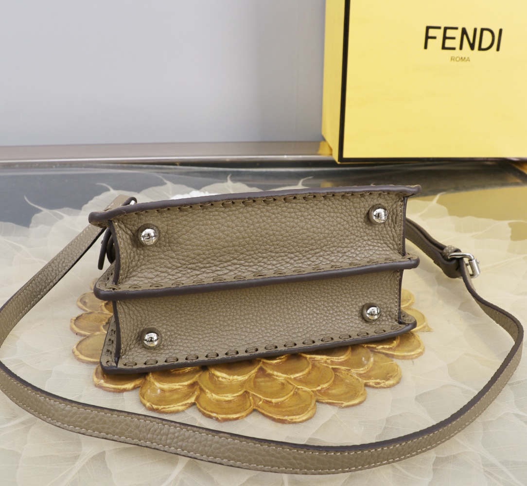 Fendi 高仿 Peekaboo Selleria 小牛皮手提斜背包 灰棕色| 9 Fendi 高仿 Peekaboo Selleria 小牛皮手提斜背包 灰棕色