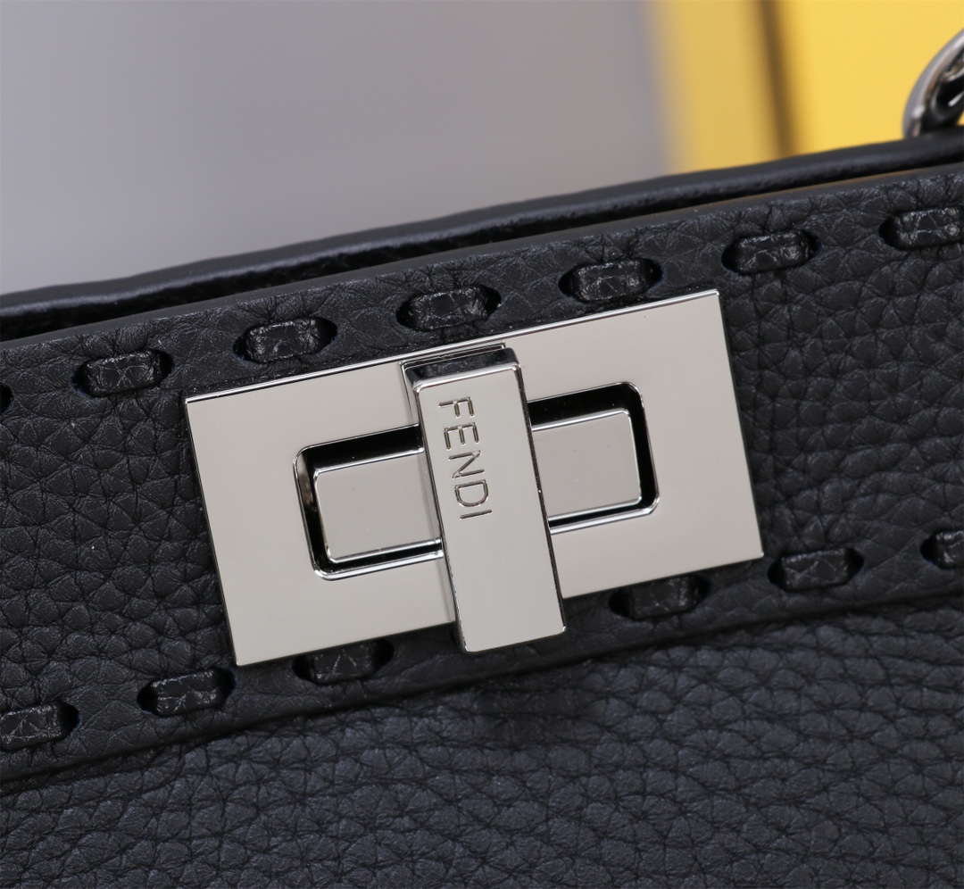 Fendi A貨 Peekaboo Selleria 小牛皮斜背包 經典黑色| 12 Fendi A貨 Peekaboo Selleria 小牛皮斜背包 經典黑色