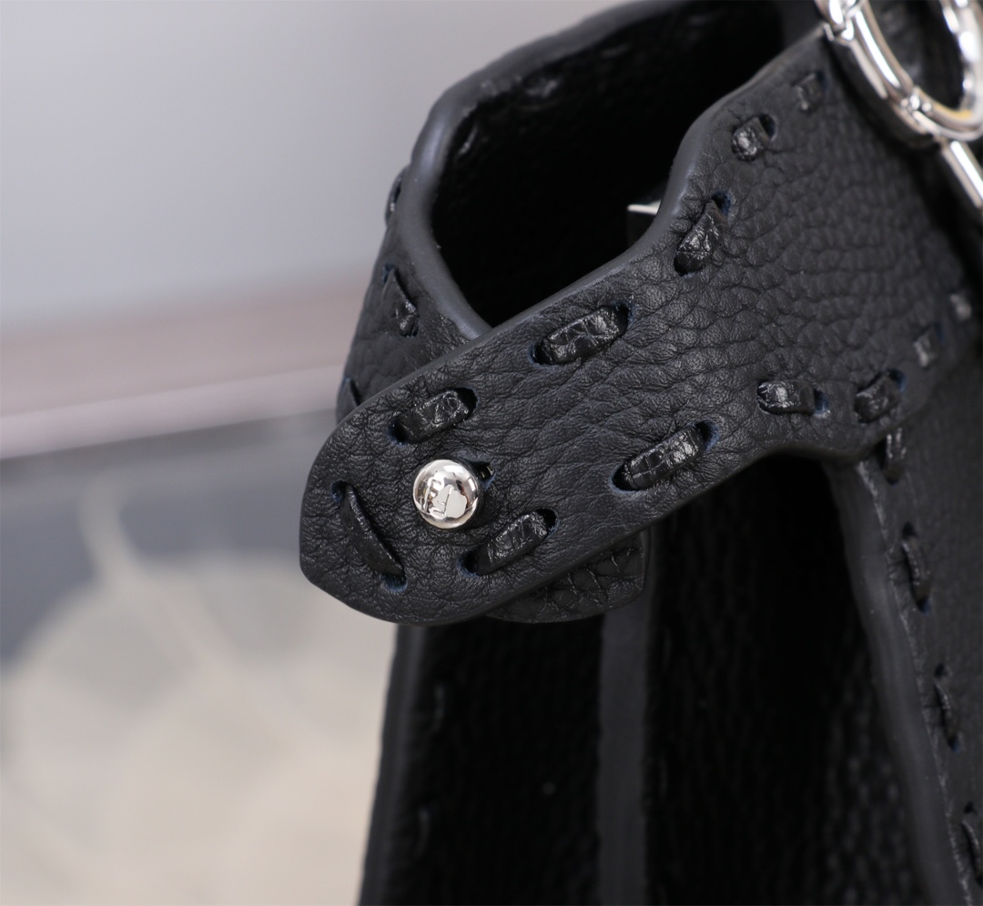 Fendi A貨 Peekaboo Selleria 小牛皮斜背包 經典黑色| 10 Fendi A貨 Peekaboo Selleria 小牛皮斜背包 經典黑色