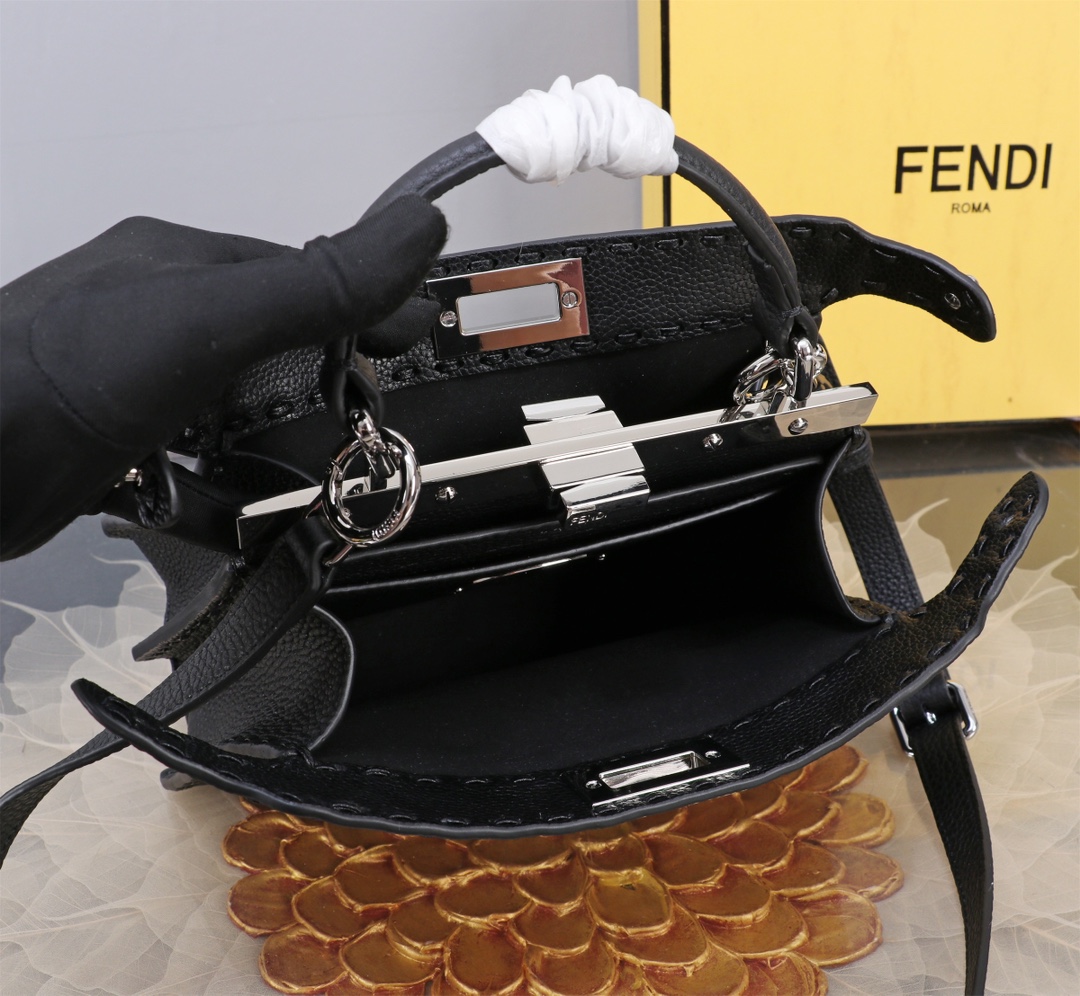 Fendi A貨 Peekaboo Selleria 小牛皮斜背包 經典黑色| 7 Fendi A貨 Peekaboo Selleria 小牛皮斜背包 經典黑色