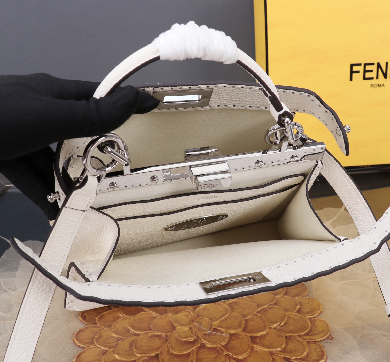 Fendi 復刻 Peekaboo 中號手提包 奶油白附內袋| 15 Fendi 復刻 Peekaboo 中號手提包 奶油白附內袋