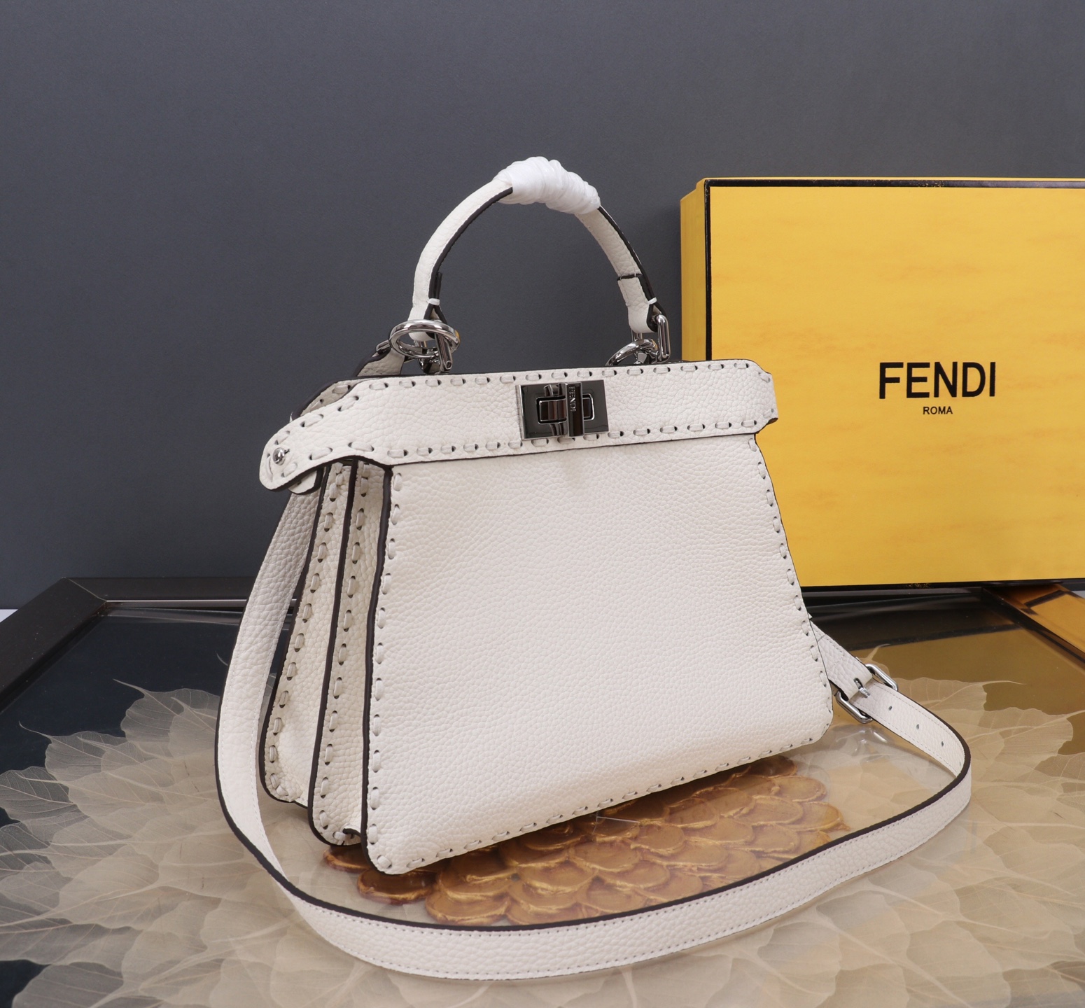 Fendi 復刻 Peekaboo 中號手提包 奶油白附內袋| 13 Fendi 復刻 Peekaboo 中號手提包 奶油白附內袋