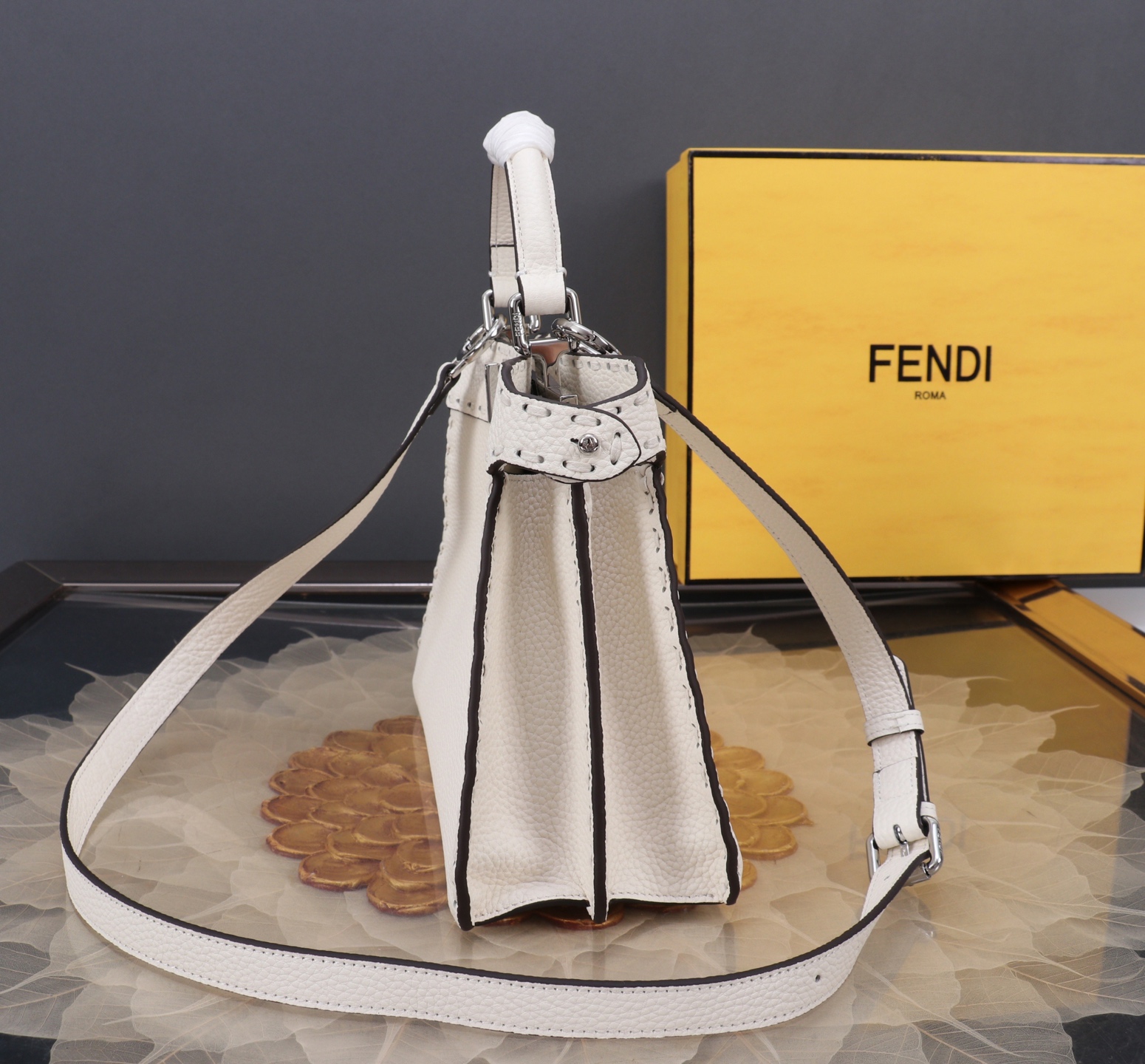 Fendi 復刻 Peekaboo 中號手提包 奶油白附內袋| 10 Fendi 復刻 Peekaboo 中號手提包 奶油白附內袋