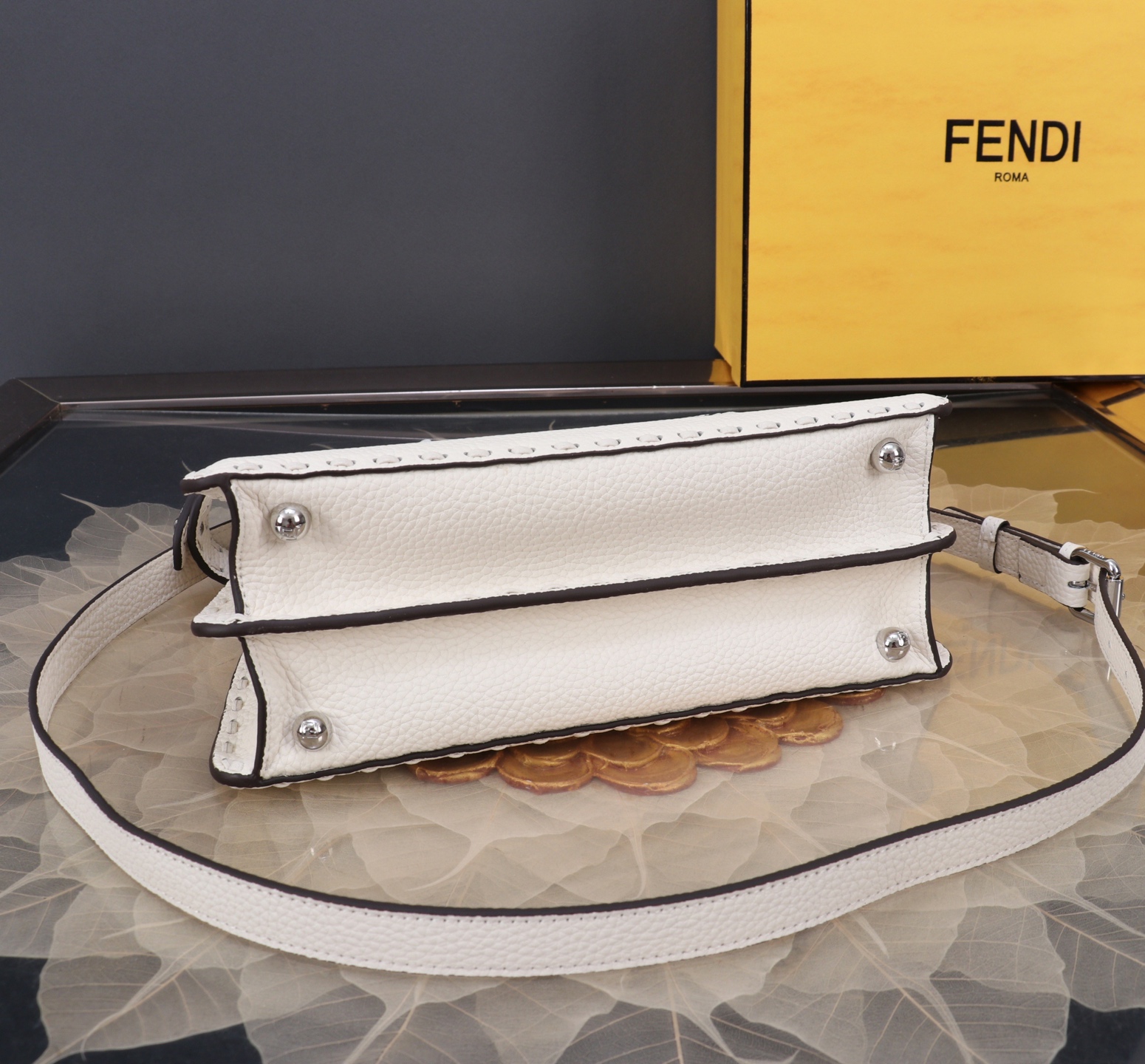 Fendi 復刻 Peekaboo 中號手提包 奶油白附內袋| 9 Fendi 復刻 Peekaboo 中號手提包 奶油白附內袋