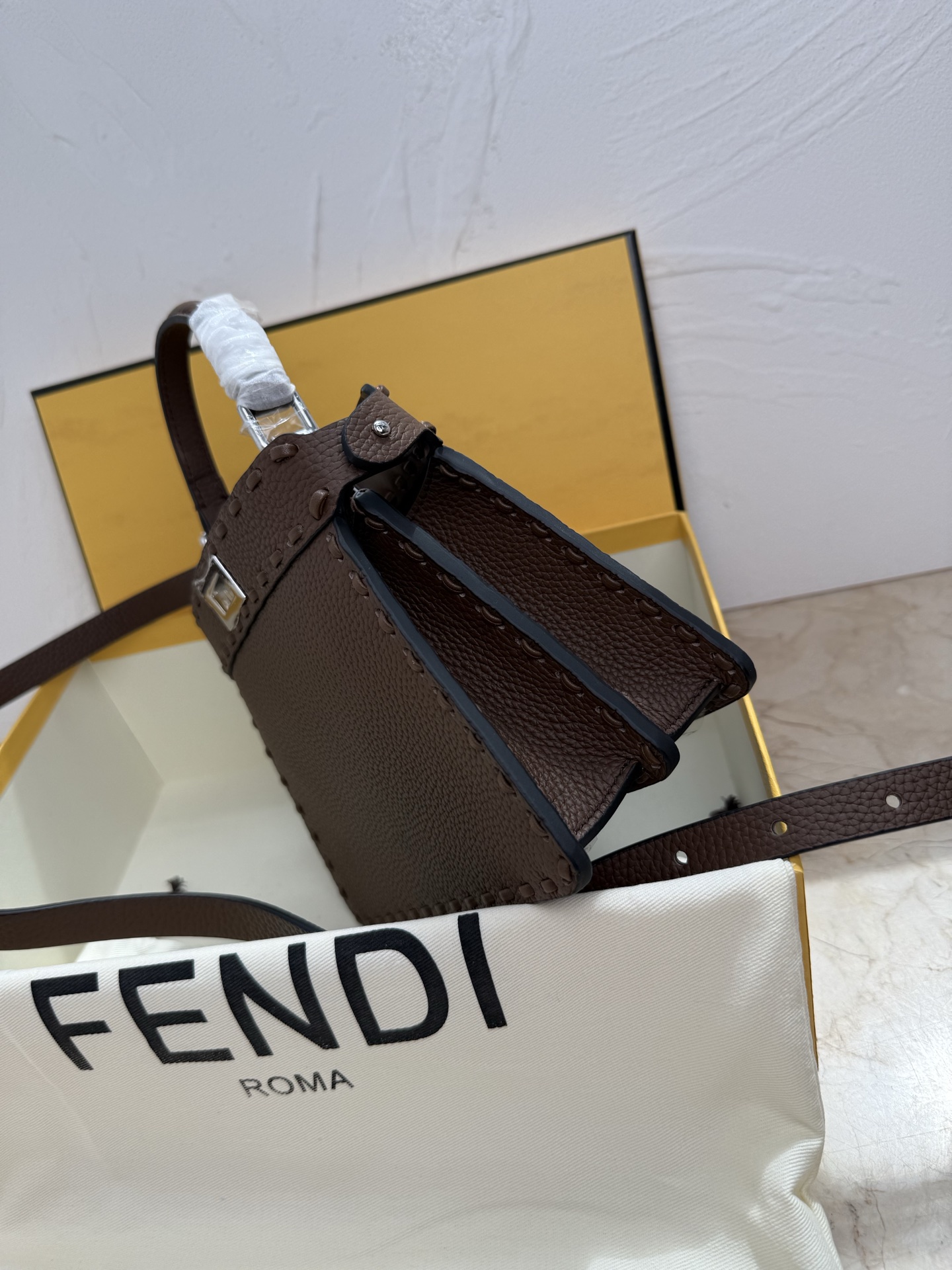 Fendi 原單 Peekaboo 中號手提包 奶茶色雙層設計| 14 Fendi 原單 Peekaboo 中號手提包 奶茶色雙層設計
