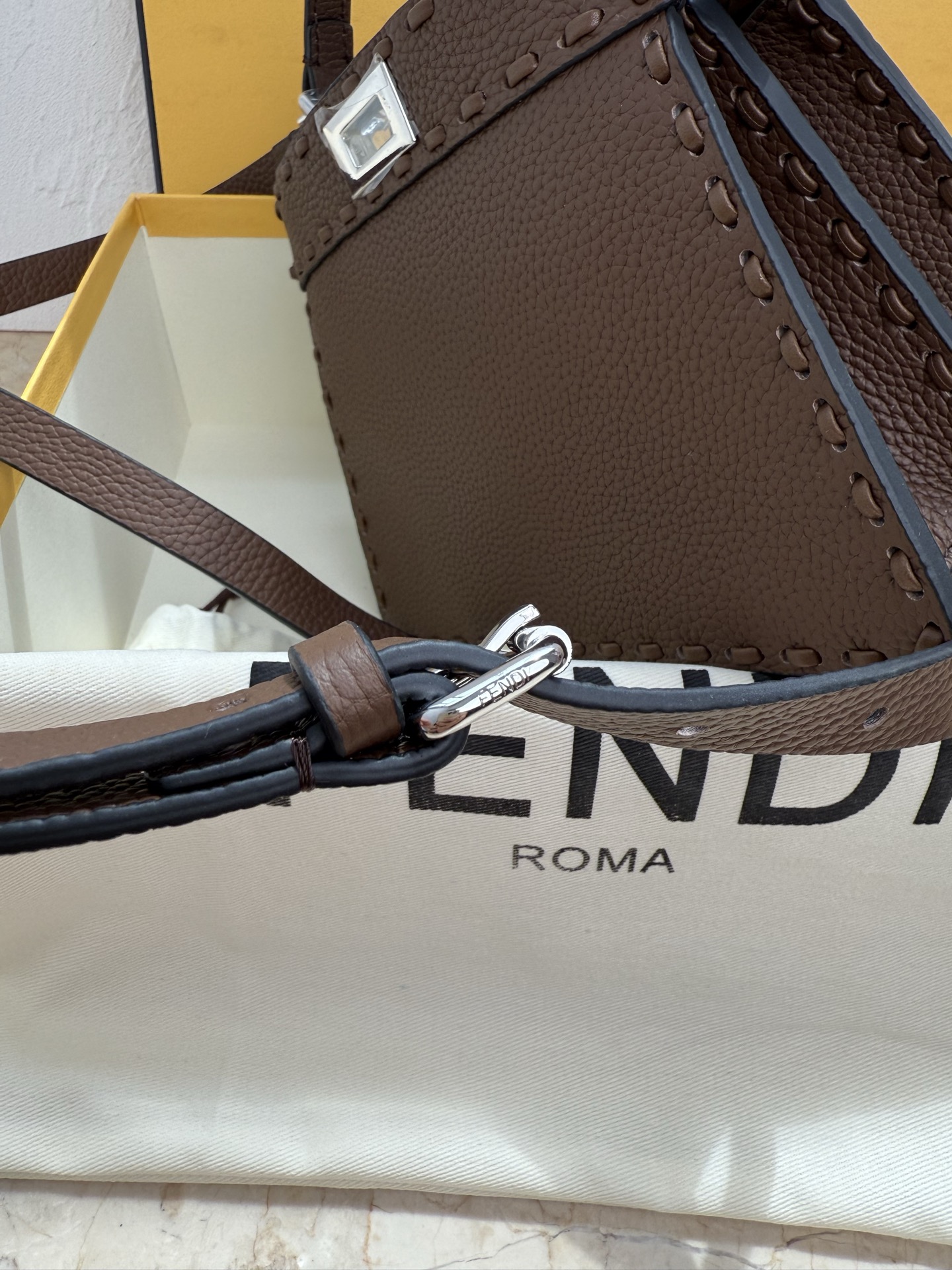 Fendi 原單 Peekaboo 中號手提包 奶茶色雙層設計| 10 Fendi 原單 Peekaboo 中號手提包 奶茶色雙層設計